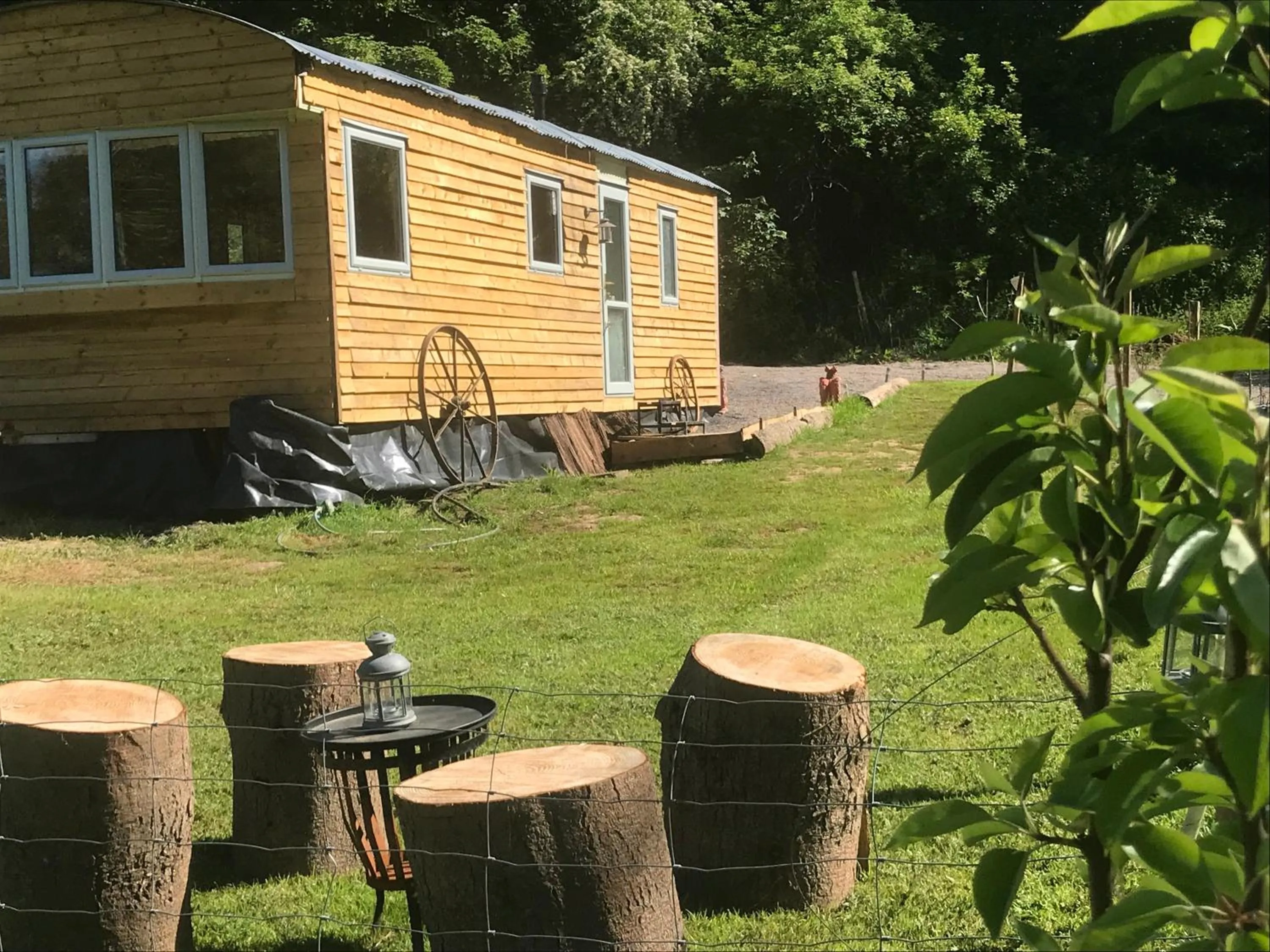 Shepherds Huts Ham Hill, 2 double beds, Bathroom, Lounge, Diner, Kitchen, LOVE dogs & Cats Looking out to lake and by Ham Hill Country Park plus parking for large vehicles available also great deals on workers long term This is the place to relax and BBQ