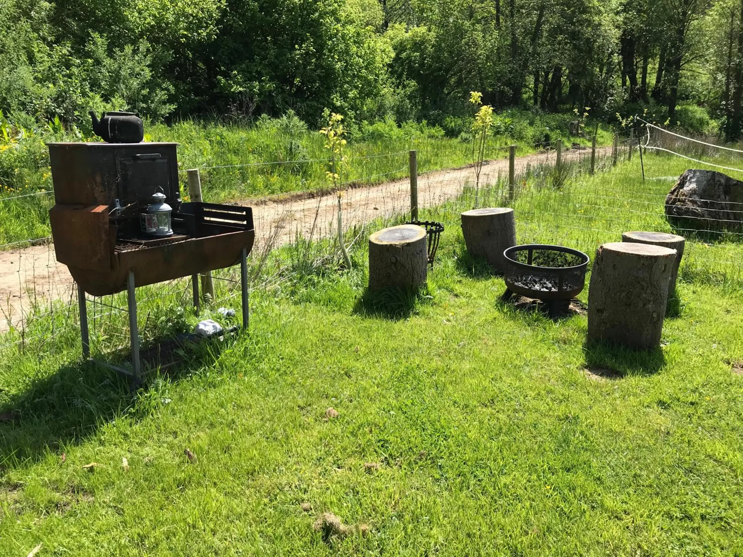 Shepherds Huts Ham Hill, 2 double beds, Bathroom, Lounge, Diner, Kitchen, LOVE dogs & Cats Looking out to lake and by Ham Hill Country Park plus parking for large vehicles available also great deals on workers long term This is the place to relax and BBQ