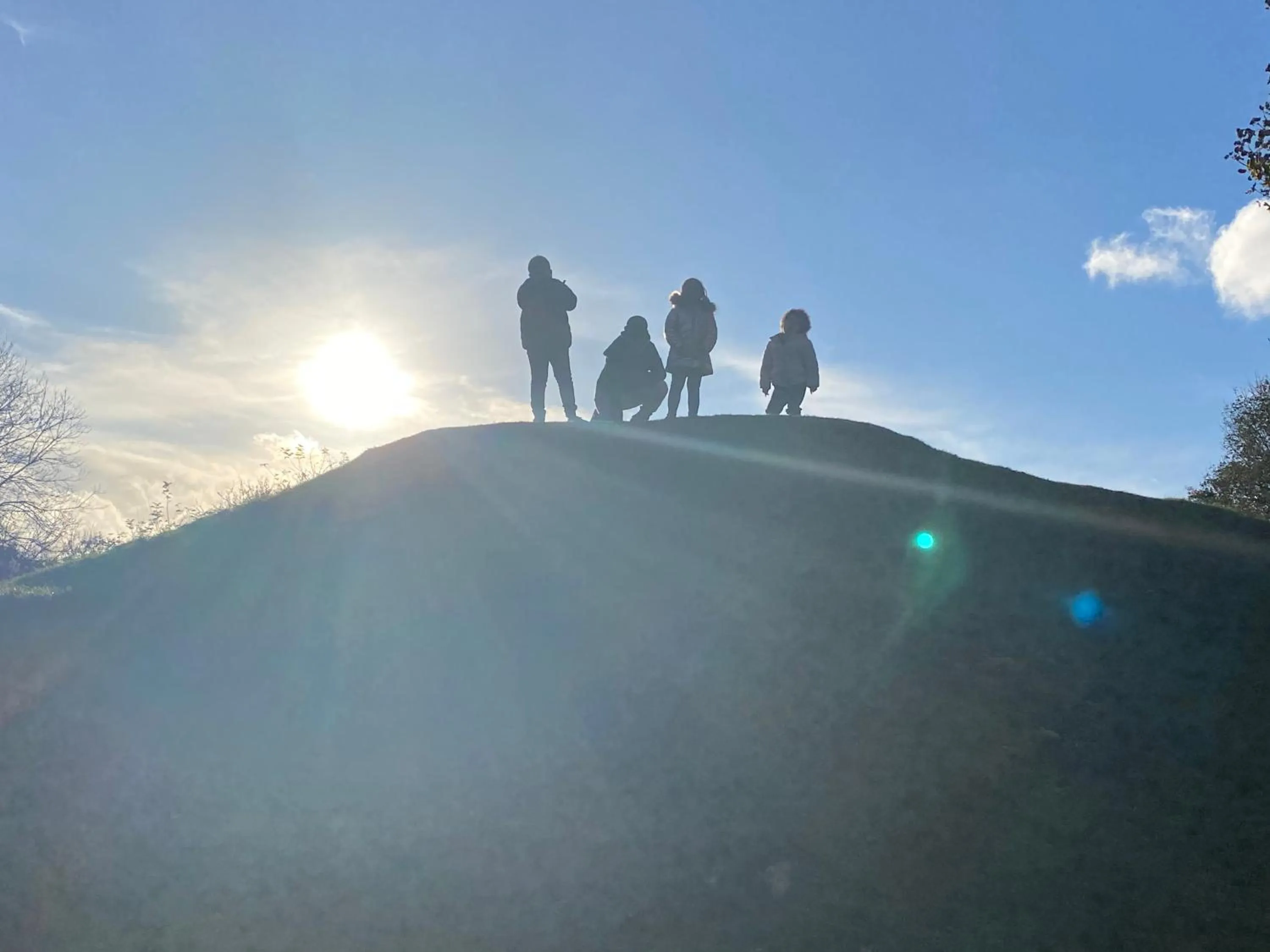 Shepherds Huts Ham Hill, 2 double beds, Bathroom, Lounge, Diner, Kitchen, LOVE dogs & Cats Looking out to lake and by Ham Hill Country Park plus parking for large vehicles available also great deals on workers long term This is the place to relax and BBQ