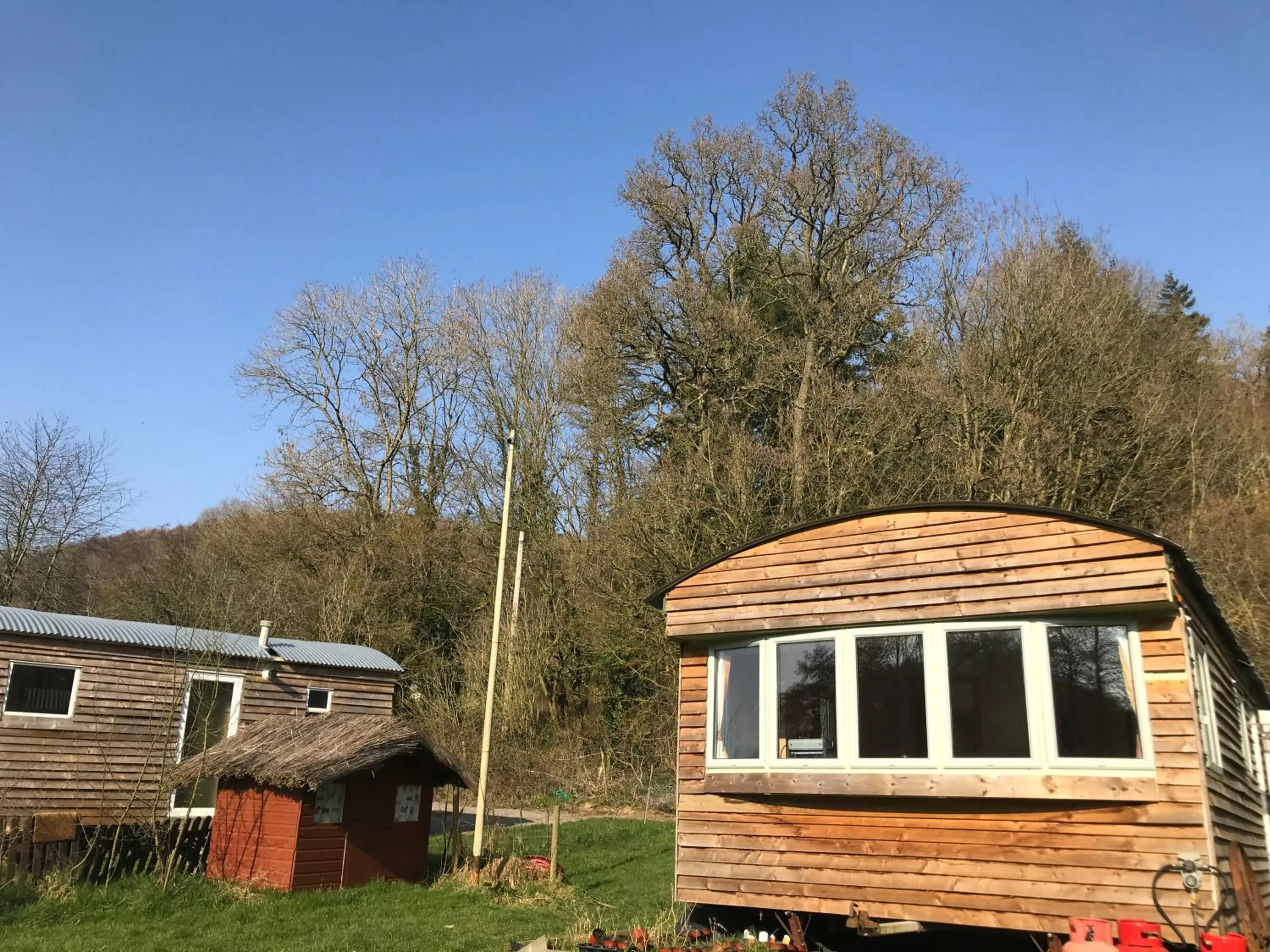Shepherds Huts Ham Hill, 2 double beds, Bathroom, Lounge, Diner, Kitchen, LOVE dogs & Cats Looking out to lake and by Ham Hill Country Park plus parking for large vehicles available also great deals on workers long term This is the place to relax and BBQ