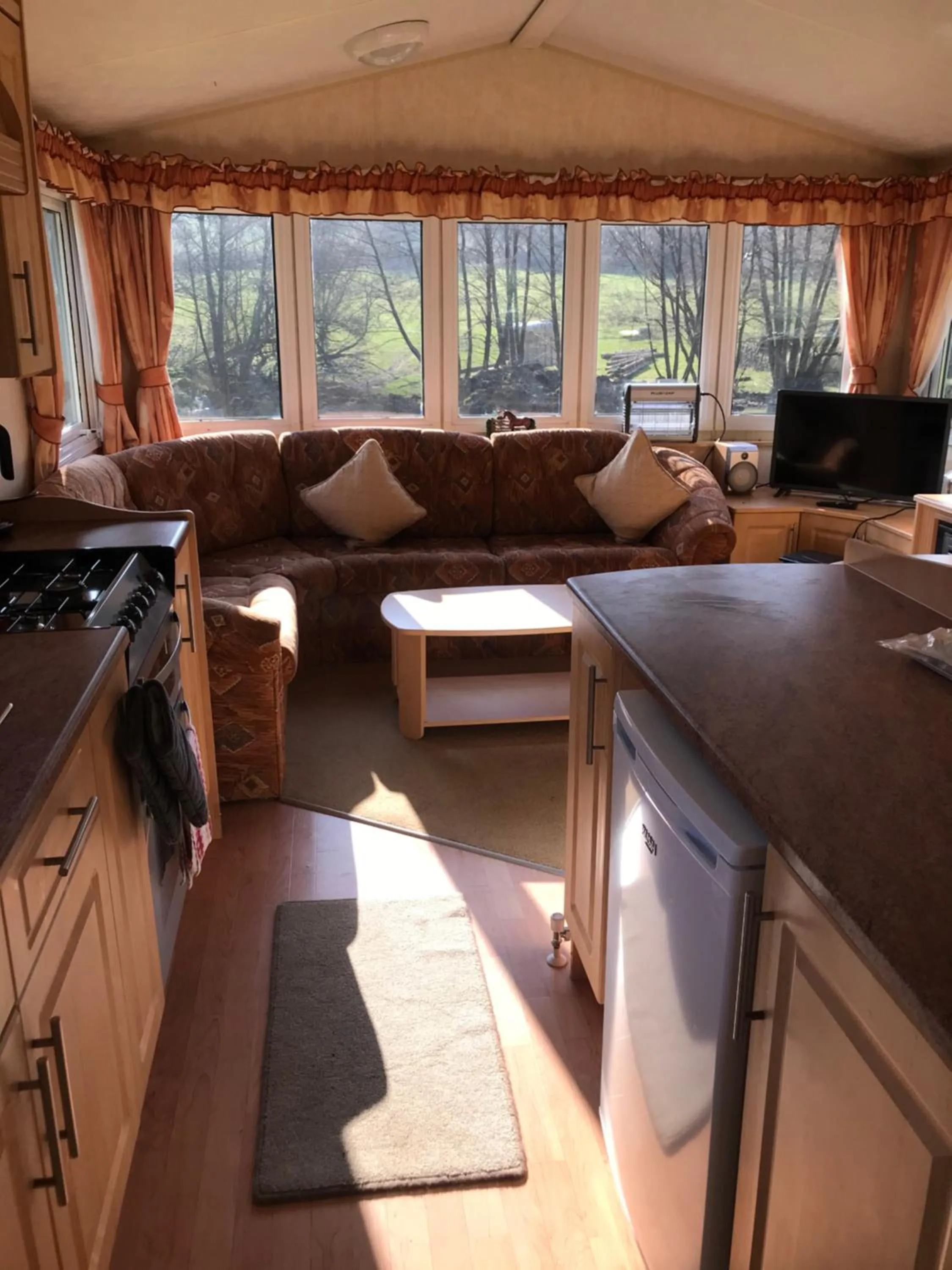 Shepherds Huts Ham Hill, 2 double beds, Bathroom, Lounge, Diner, Kitchen, LOVE dogs & Cats Looking out to lake and by Ham Hill Country Park plus parking for large vehicles available also great deals on workers long term This is the place to relax and BBQ