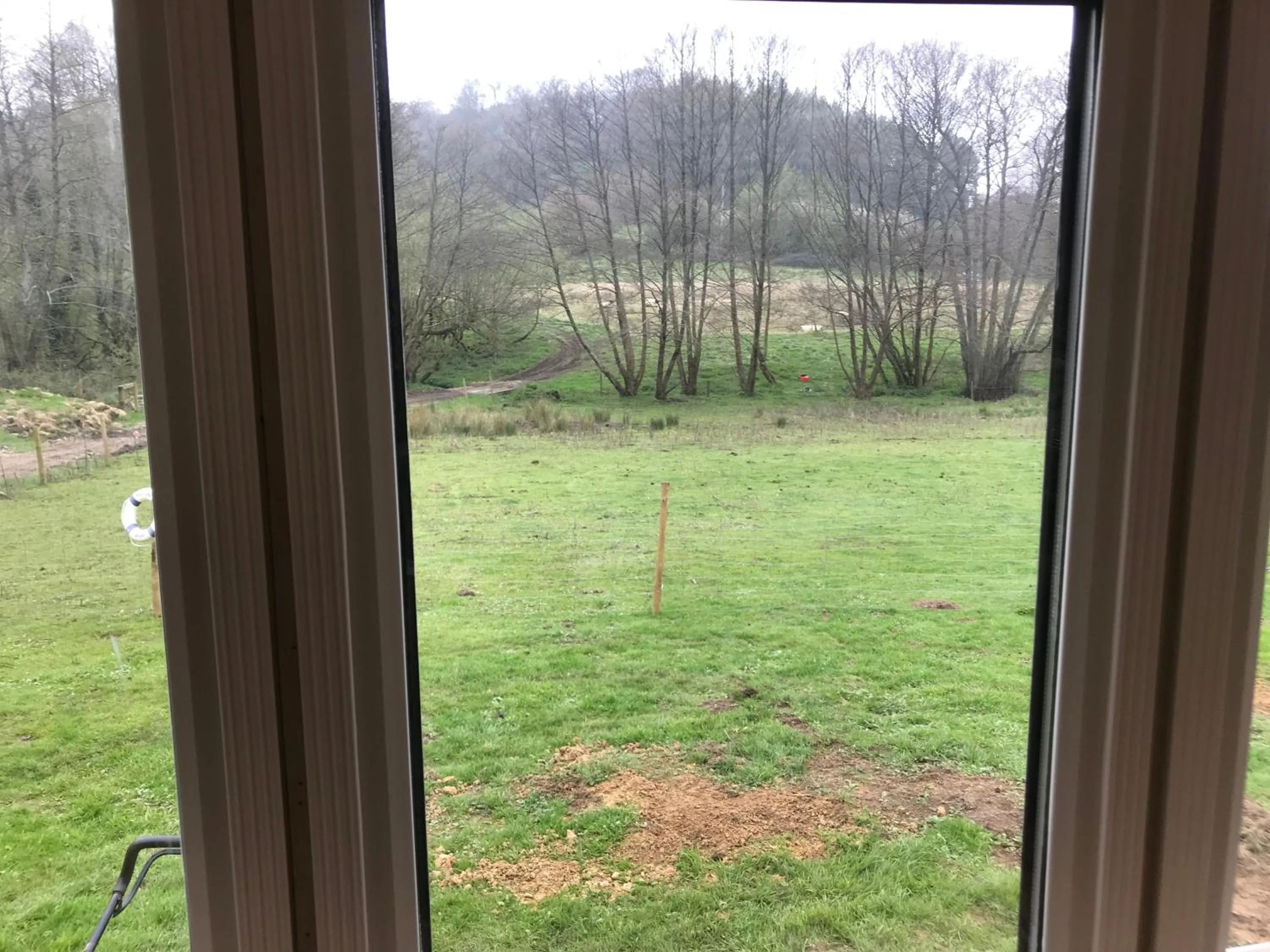 Shepherds Huts Ham Hill, 2 double beds, Bathroom, Lounge, Diner, Kitchen, LOVE dogs & Cats Looking out to lake and by Ham Hill Country Park plus parking for large vehicles available also great deals on workers long term This is the place to relax and BBQ