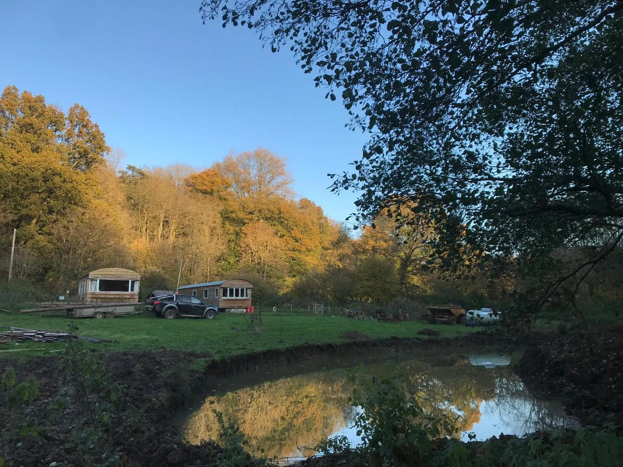 Shepherds Huts Ham Hill, 2 double beds, Bathroom, Lounge, Diner, Kitchen, LOVE dogs & Cats Looking out to lake and by Ham Hill Country Park plus parking for large vehicles available also great deals on workers long term This is the place to relax and BBQ