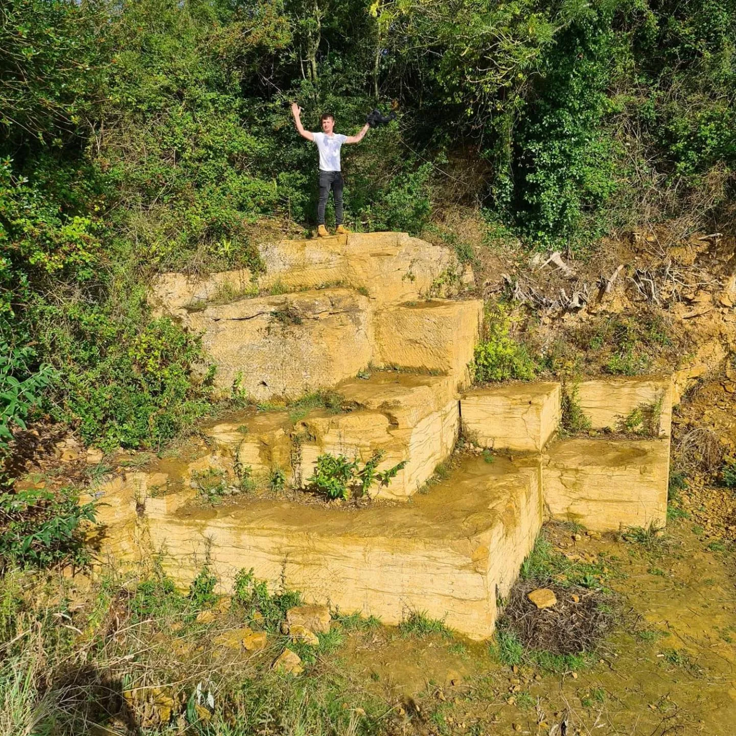 Shepherds Huts Ham Hill, 2 double beds, Bathroom, Lounge, Diner, Kitchen, LOVE dogs & Cats Looking out to lake and by Ham Hill Country Park plus parking for large vehicles available also great deals on workers long term This is the place to relax and BBQ