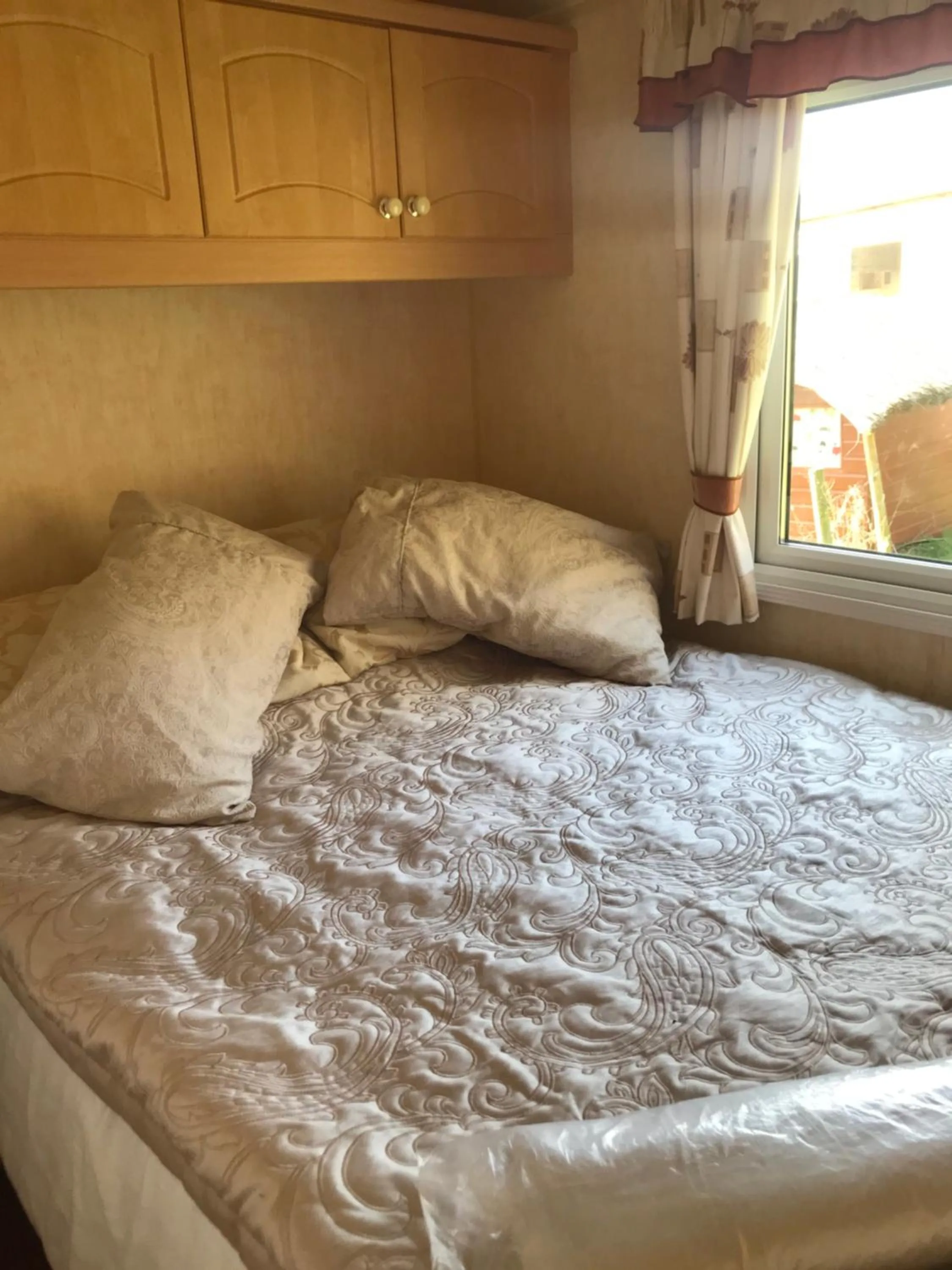 Bed in Shepherds Huts Ham Hill, 2 double beds, Bathroom, Lounge, Diner, Kitchen, LOVE dogs & Cats Looking out to lake and by Ham Hill Country Park plus parking for large vehicles available also great deals on workers long term This is the place to relax and BBQ