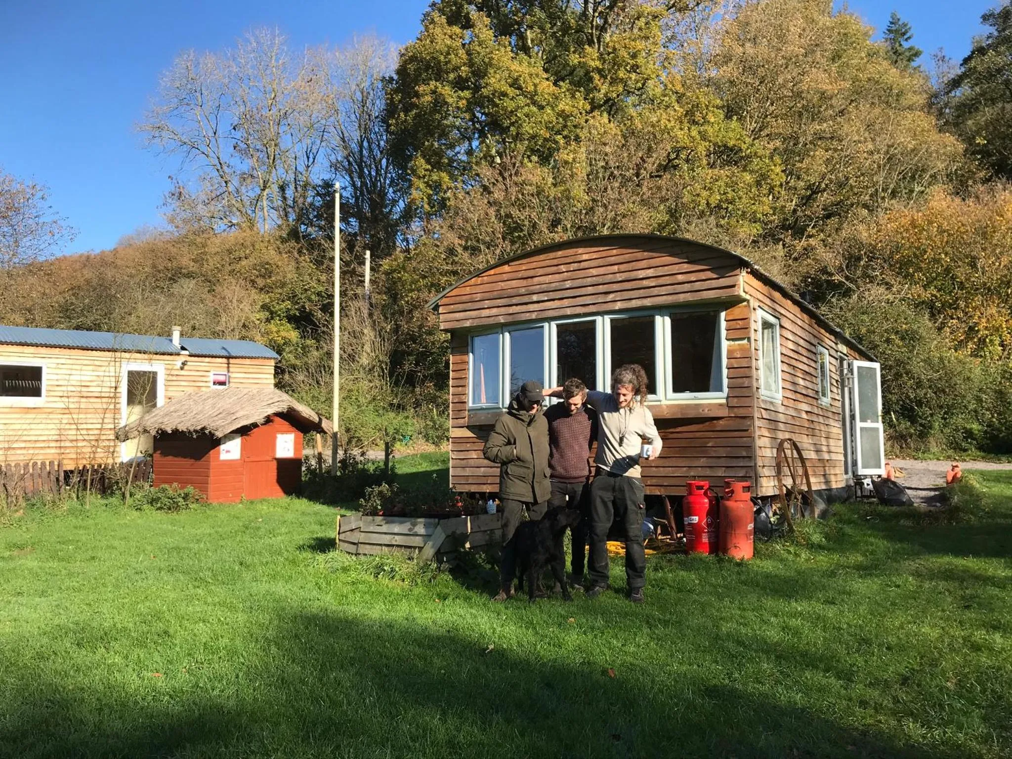 Shepherds Huts Ham Hill, 2 double beds, Bathroom, Lounge, Diner, Kitchen, LOVE dogs & Cats Looking out to lake and by Ham Hill Country Park plus parking for large vehicles available also great deals on workers long term This is the place to relax and BBQ