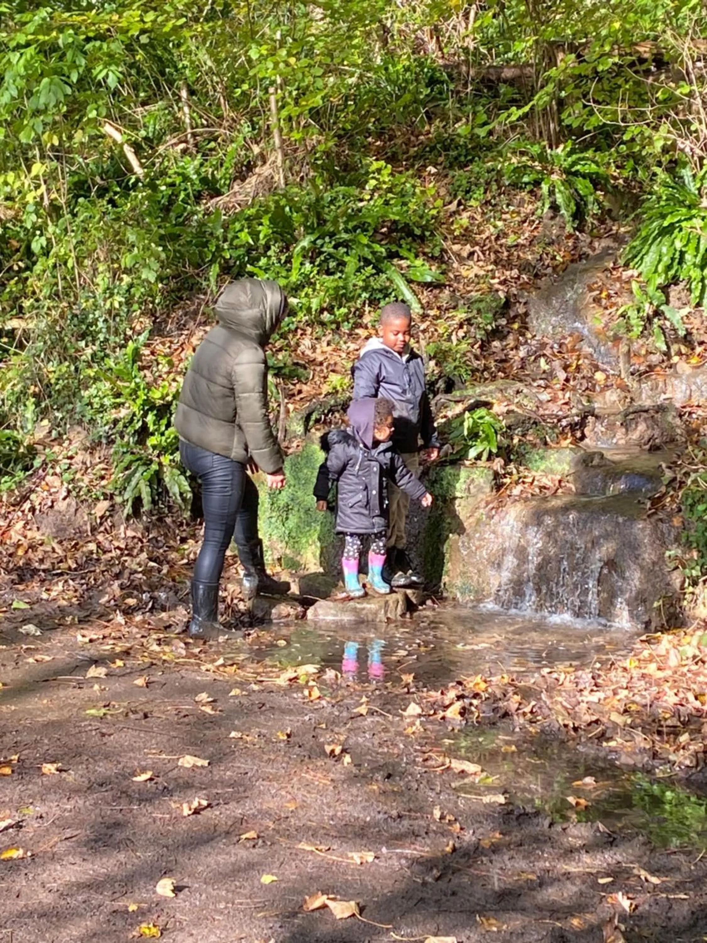 Shepherds Huts Ham Hill, 2 double beds, Bathroom, Lounge, Diner, Kitchen, LOVE dogs & Cats Looking out to lake and by Ham Hill Country Park plus parking for large vehicles available also great deals on workers long term This is the place to relax and BBQ