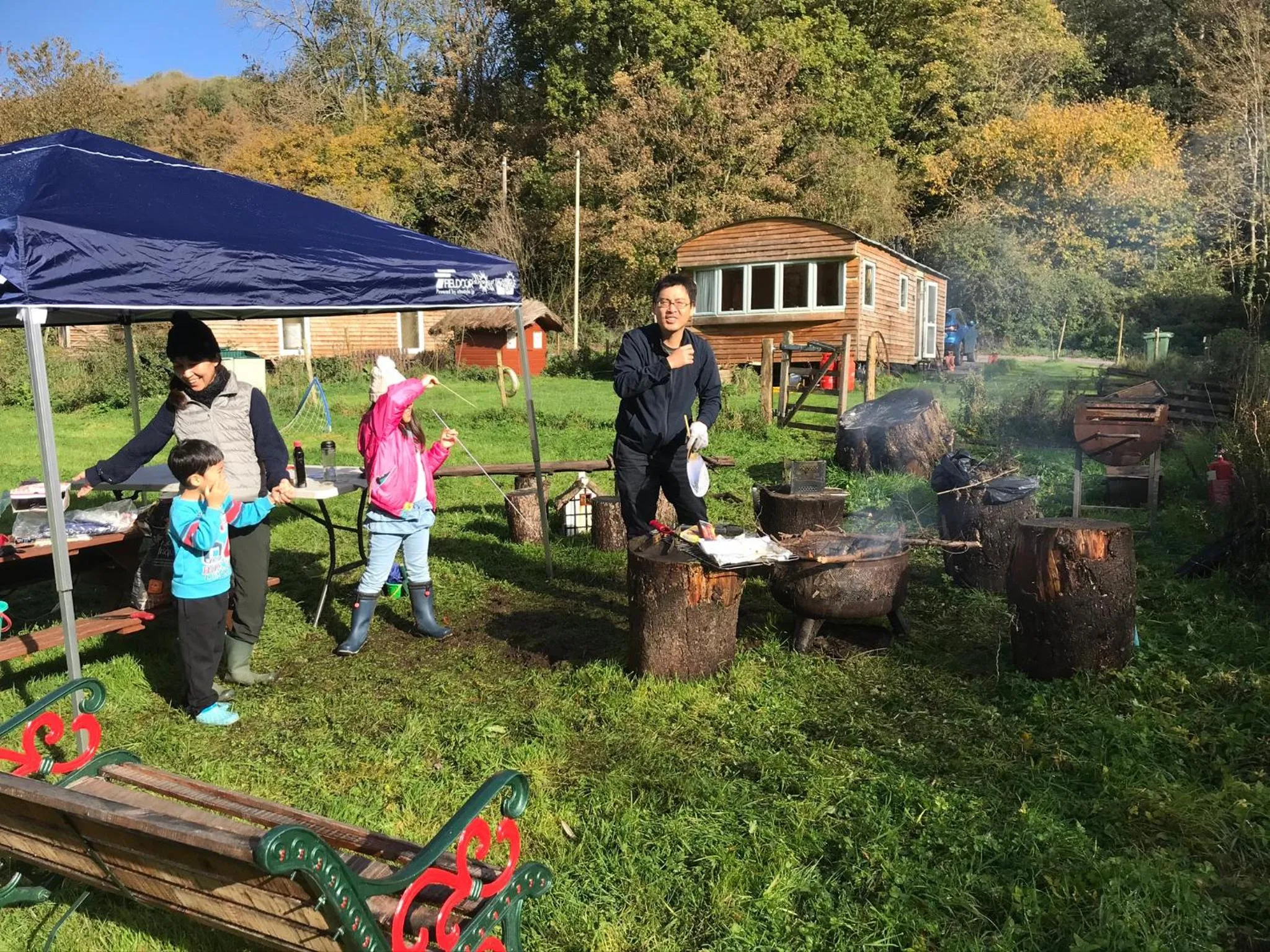 Shepherds Huts Ham Hill, 2 double beds, Bathroom, Lounge, Diner, Kitchen, LOVE dogs & Cats Looking out to lake and by Ham Hill Country Park plus parking for large vehicles available also great deals on workers long term This is the place to relax and BBQ
