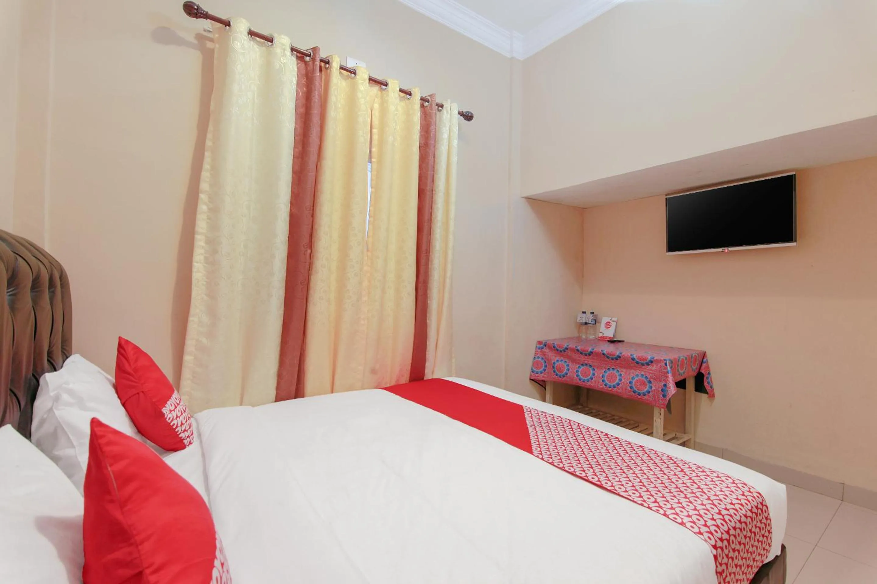 Bedroom, TV/Entertainment Center in OYO 799 Hotel Dieng