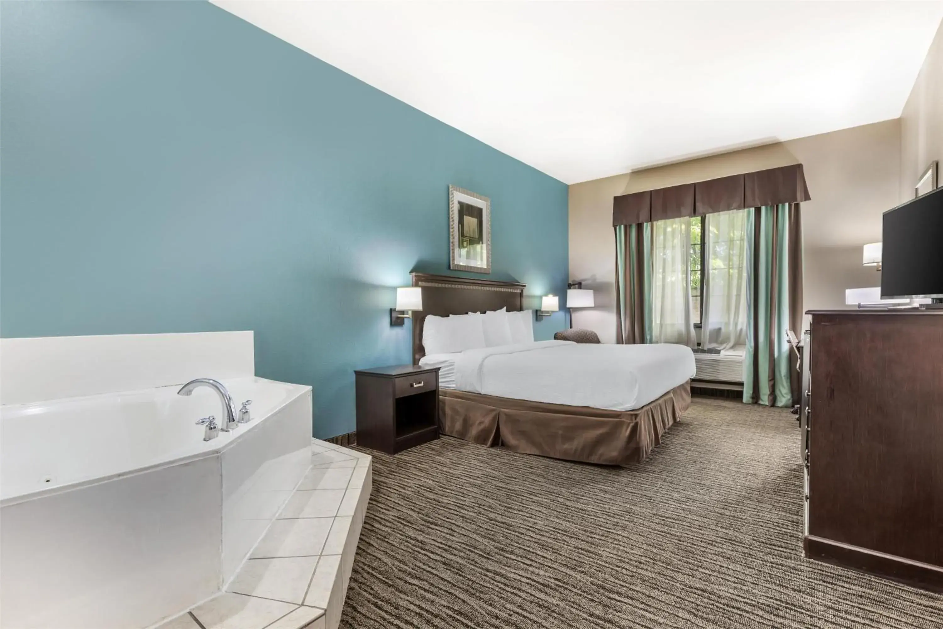 King Suite with Jacuzzi - Non-Smoking in Best Western Mineola Inn King Suite with Jacuzzi - Non-Smoking in Best Western Mineola Inn