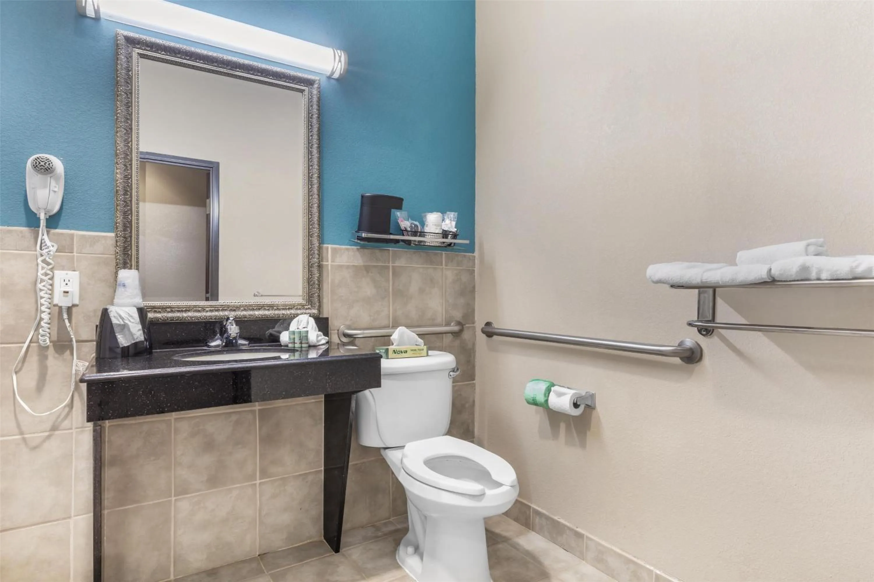 Bathroom in Best Western Mineola Inn