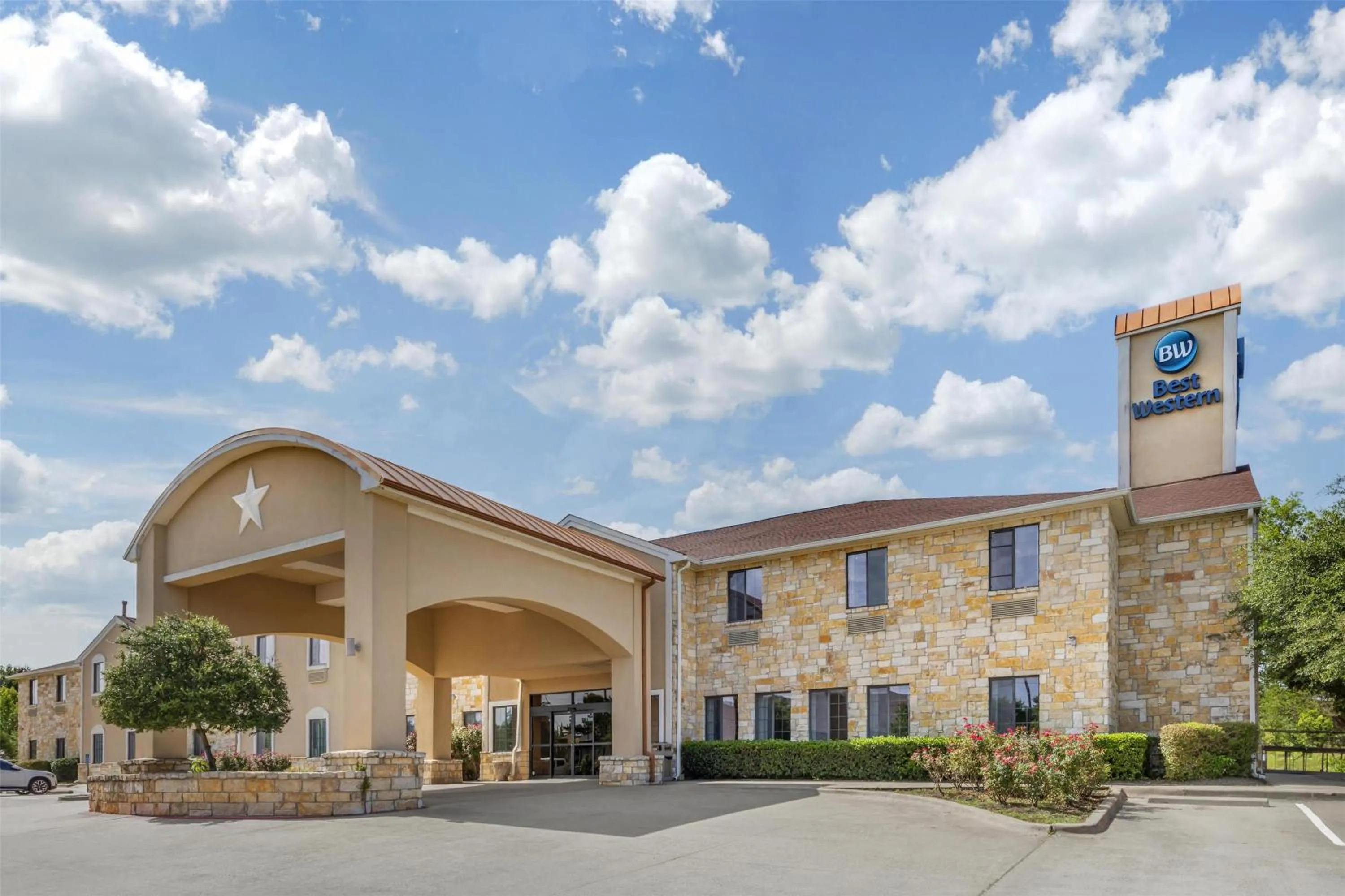 Property building in Best Western Mineola Inn