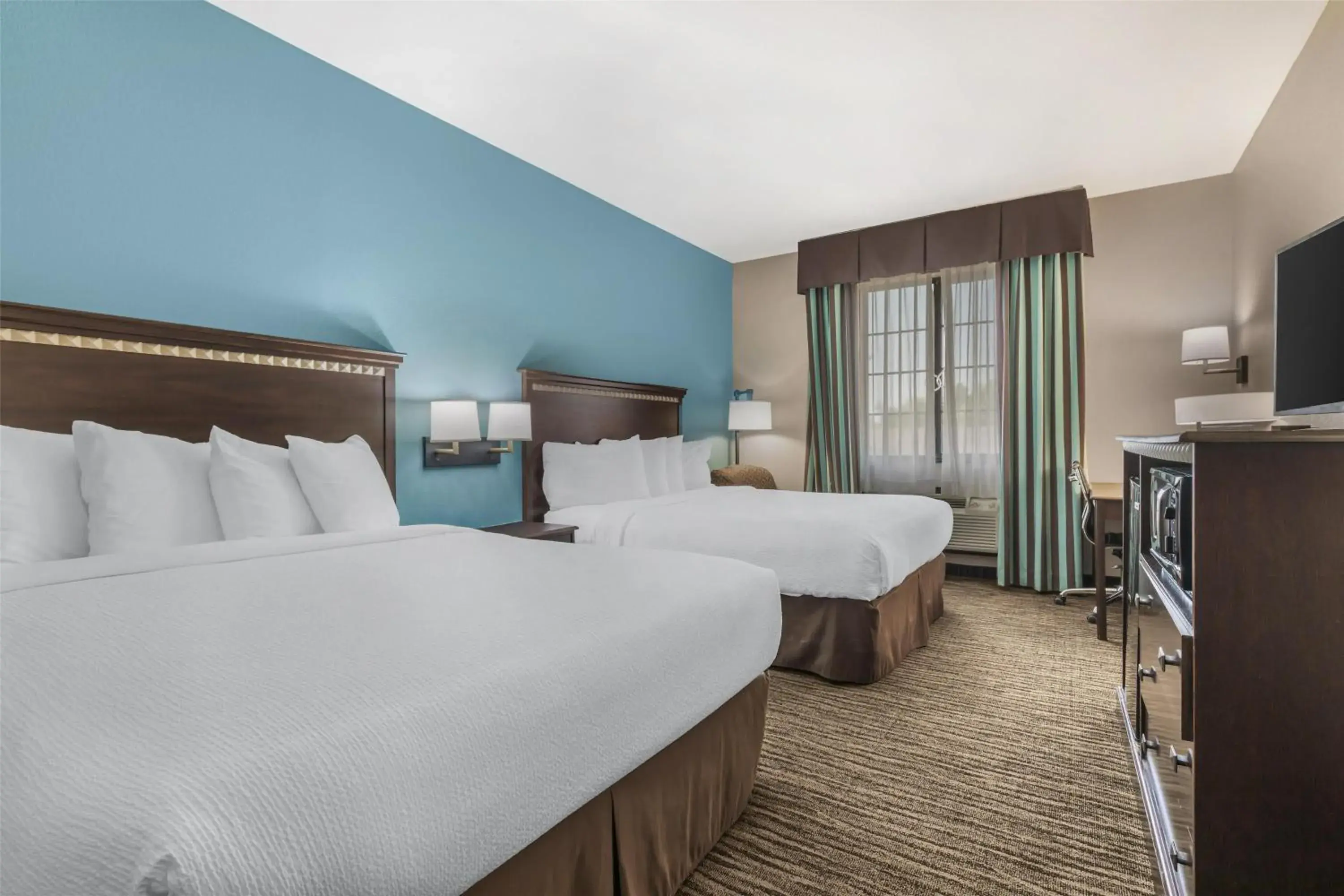 Queen Room with Two Queen Beds with Bath Tub - Mobility Accessible/Non-Smoking in Best Western Mineola Inn Queen Room with Two Queen Beds with Bath Tub - Mobility Accessible/Non-Smoking in Best Western Mineola Inn