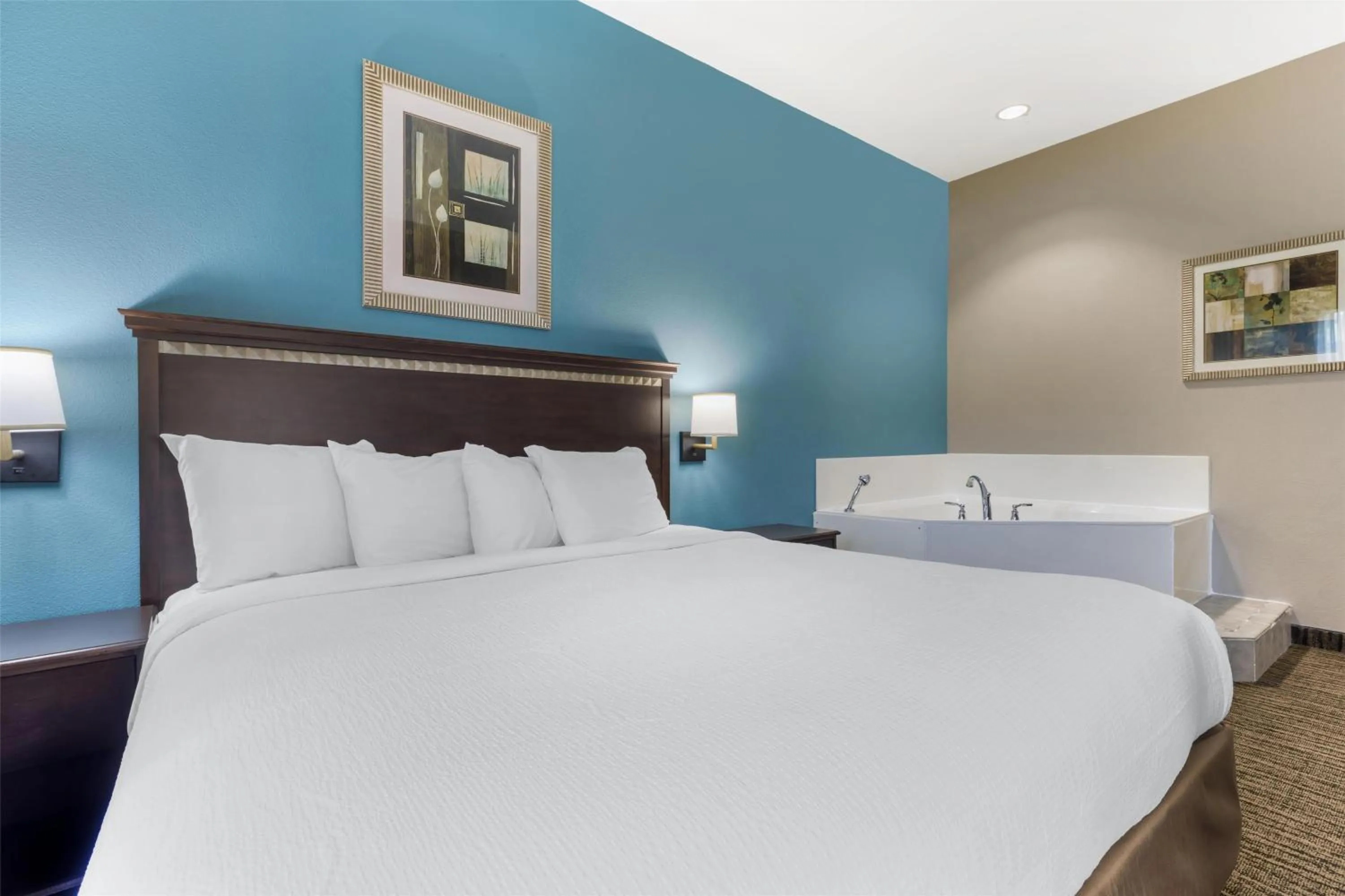 Photo of the whole room, Bed in Best Western Mineola Inn