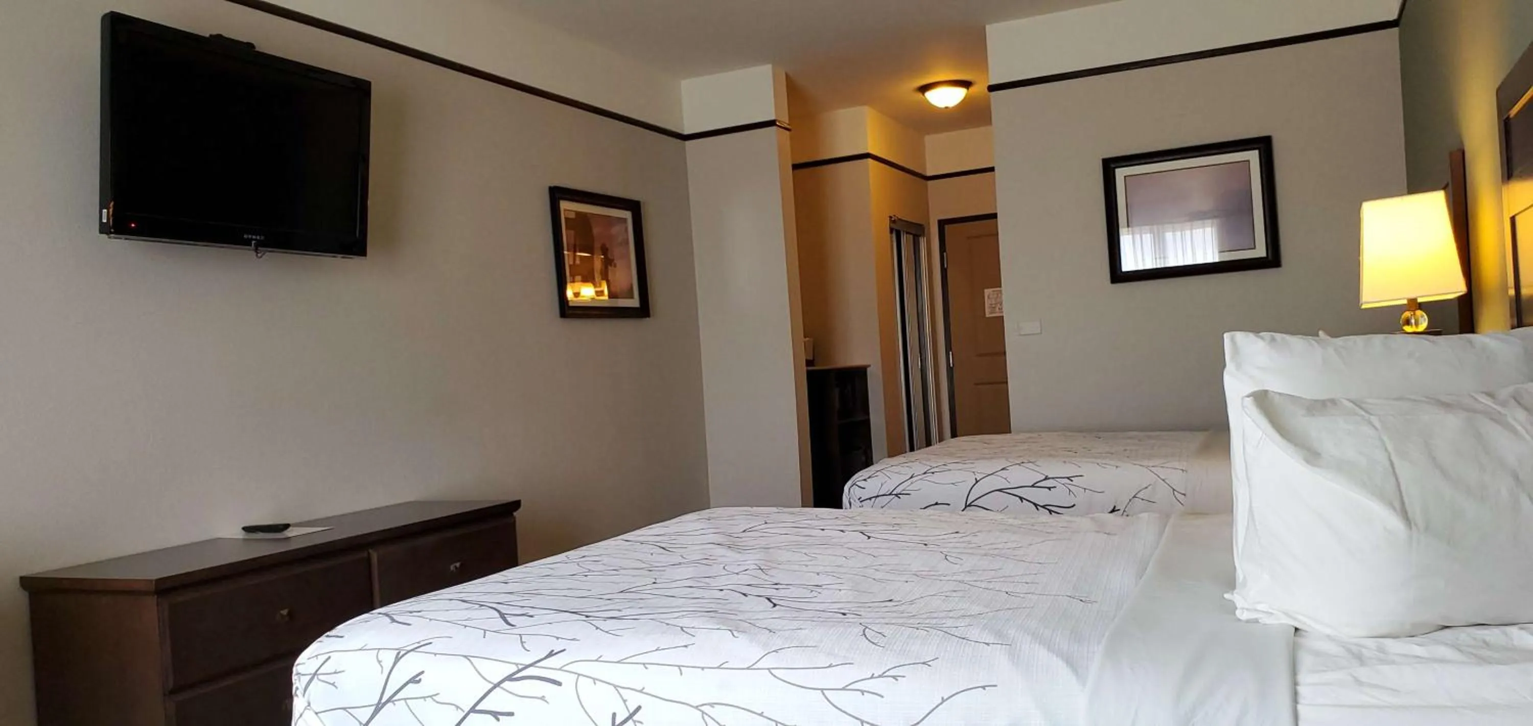 Photo of the whole room, Bed in Best Western Plus Emory at Lake Fork Inn & Suites