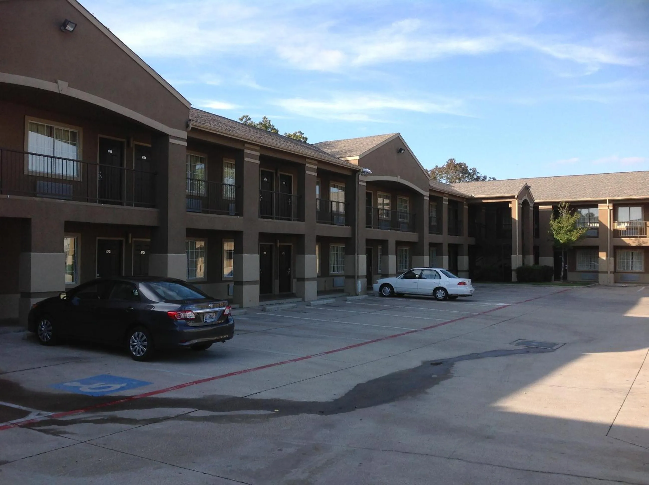 Facade/entrance in Howard Johnson by Wyndham Grand Prairie Near Lone Star Park