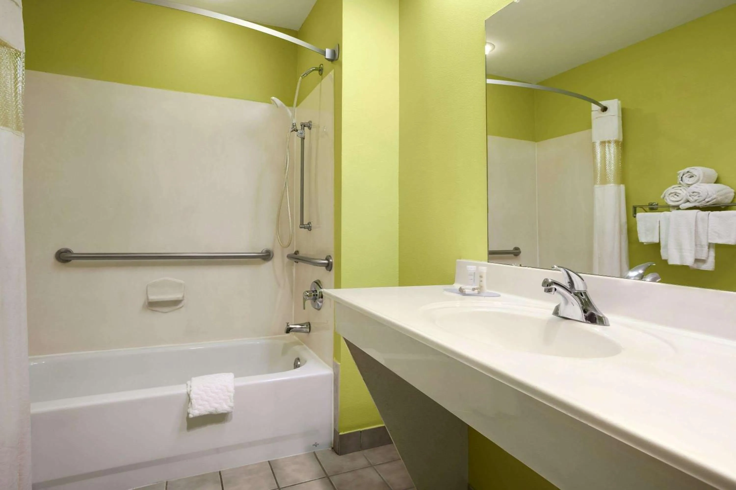 Bathroom in Howard Johnson by Wyndham Grand Prairie Near Lone Star Park