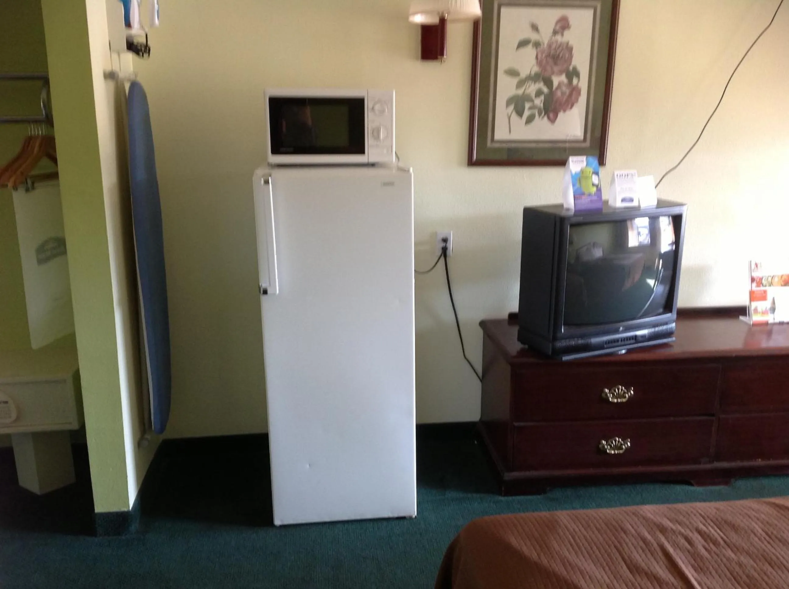 Kitchen or kitchenette in Howard Johnson by Wyndham Grand Prairie Near Lone Star Park