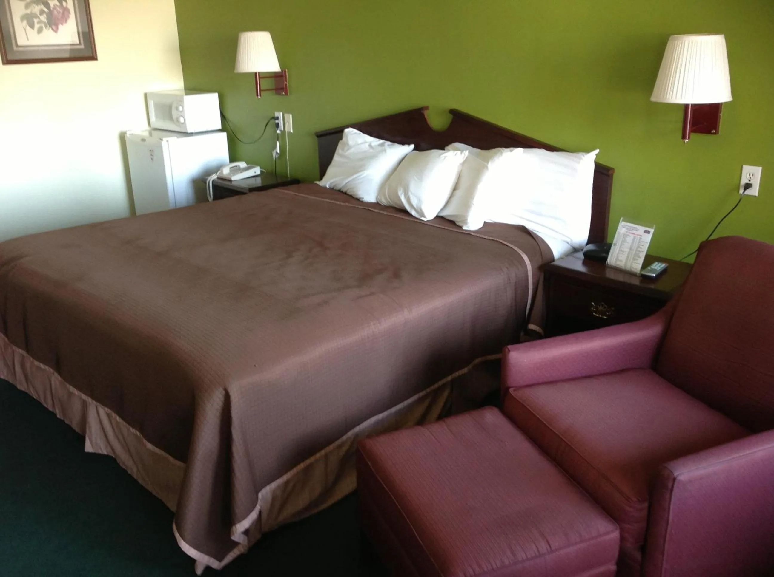 Bed in Howard Johnson by Wyndham Grand Prairie Near Lone Star Park