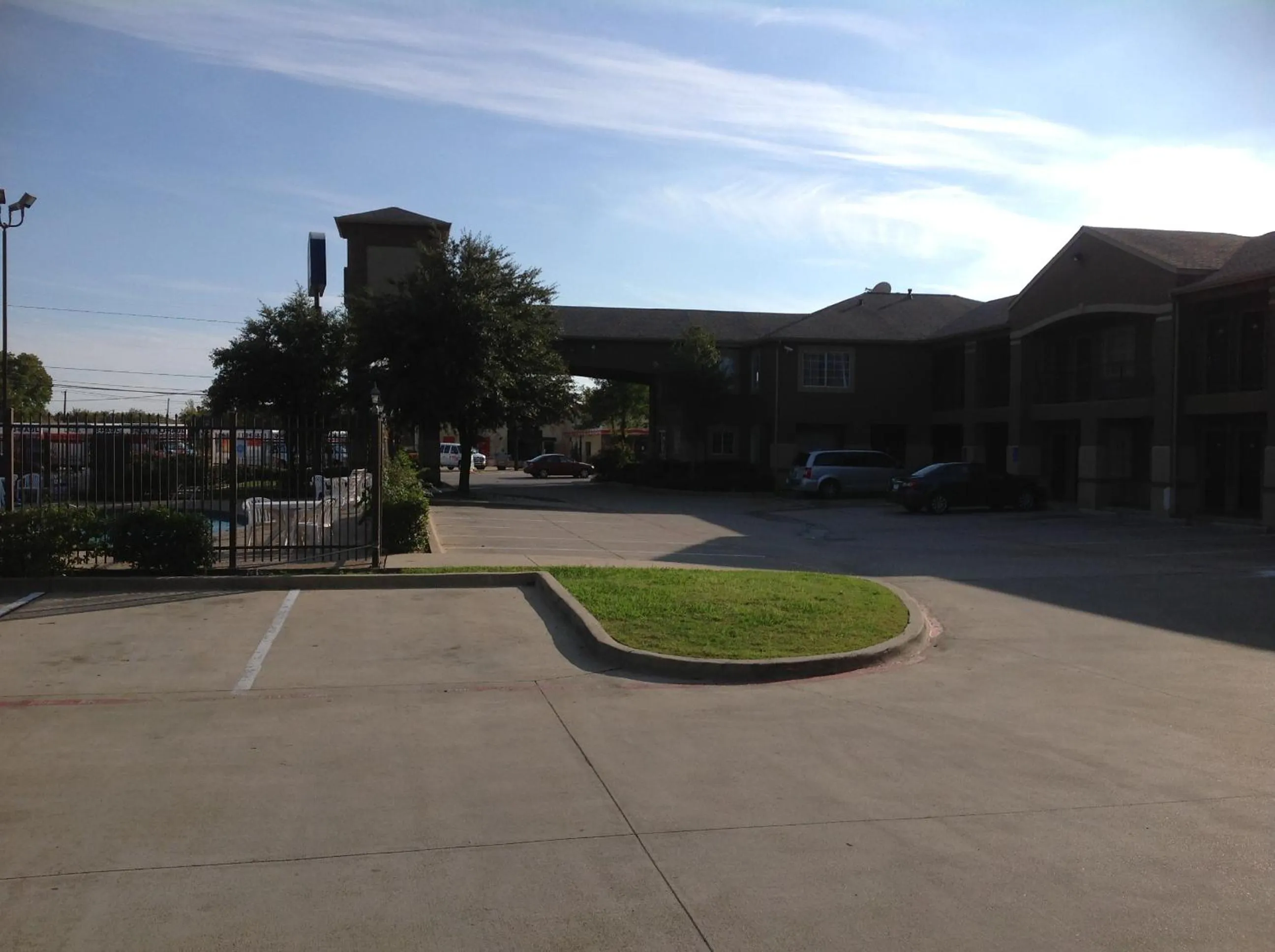 Facade/entrance in Howard Johnson by Wyndham Grand Prairie Near Lone Star Park