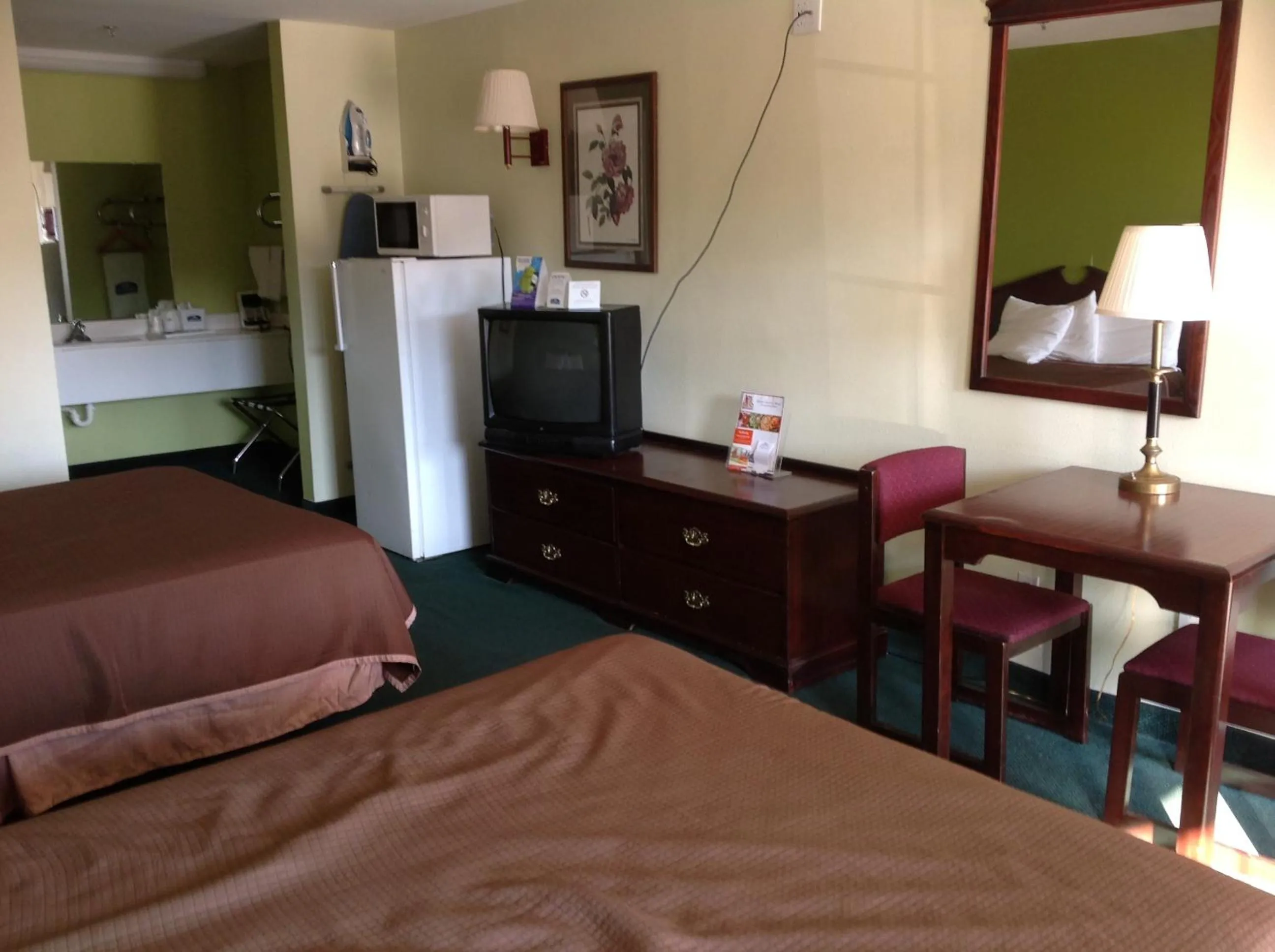 Bed in Howard Johnson by Wyndham Grand Prairie Near Lone Star Park