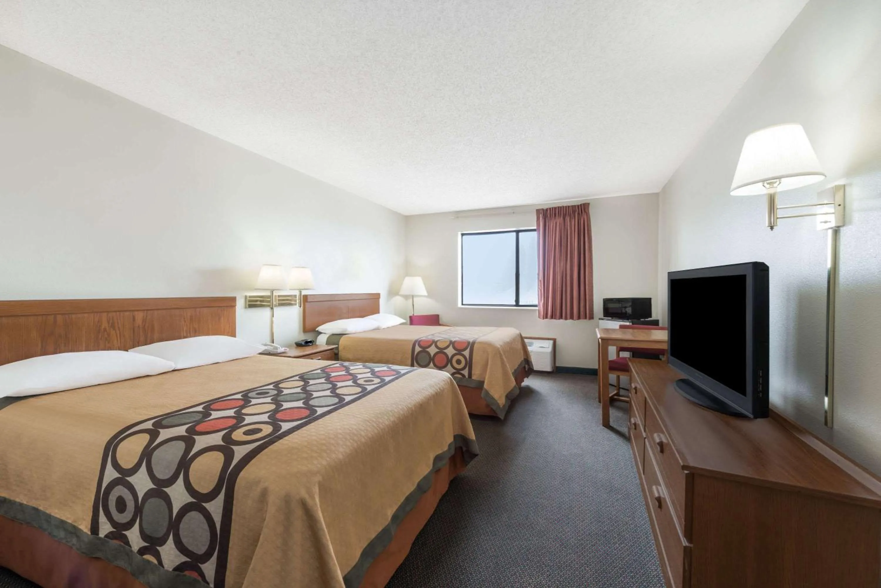 Photo of the whole room, Bed in Super 8 by Wyndham Smithville Kansas City