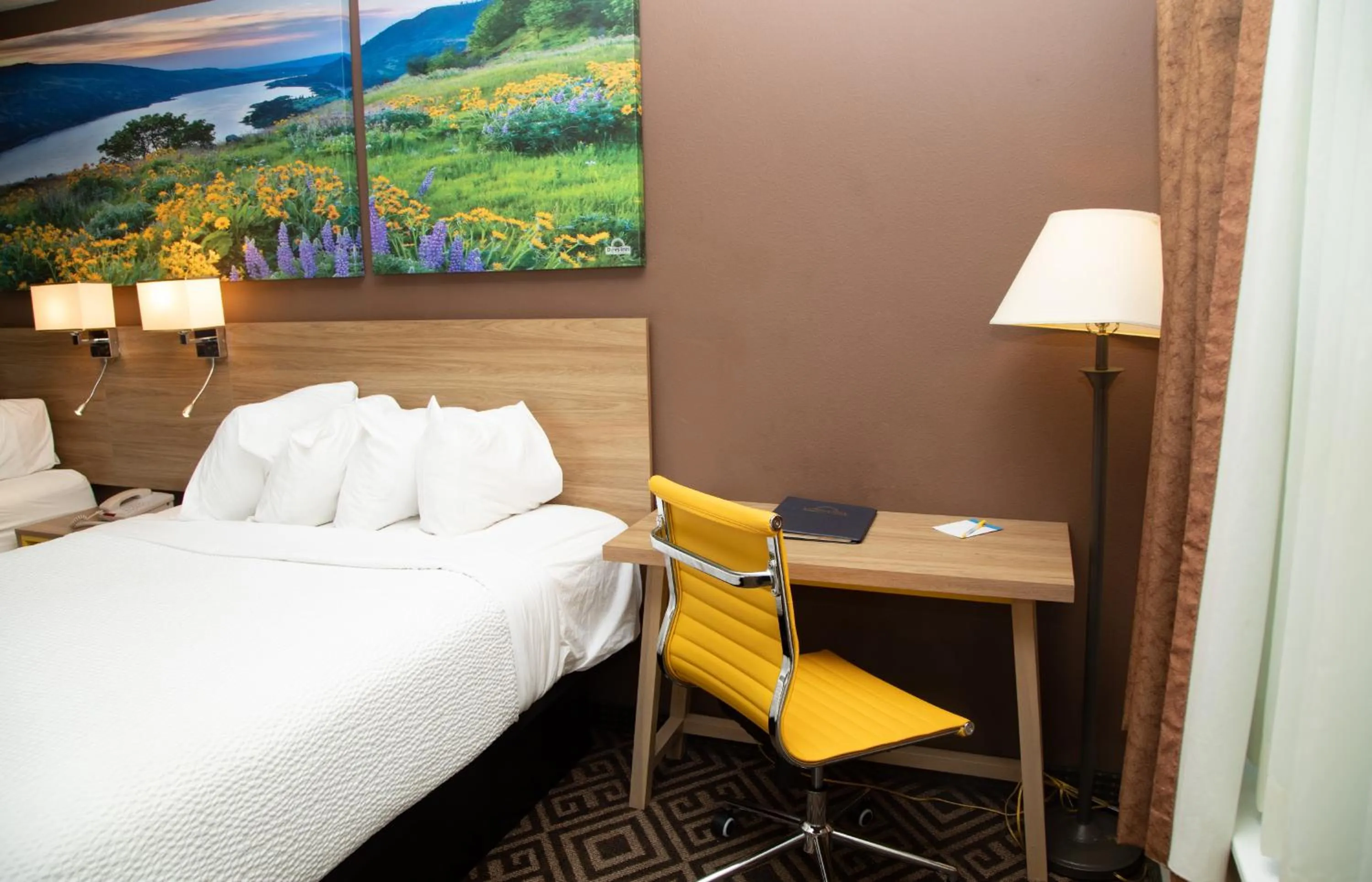 Bedroom, Bed in Days Inn by Wyndham Manitou Springs