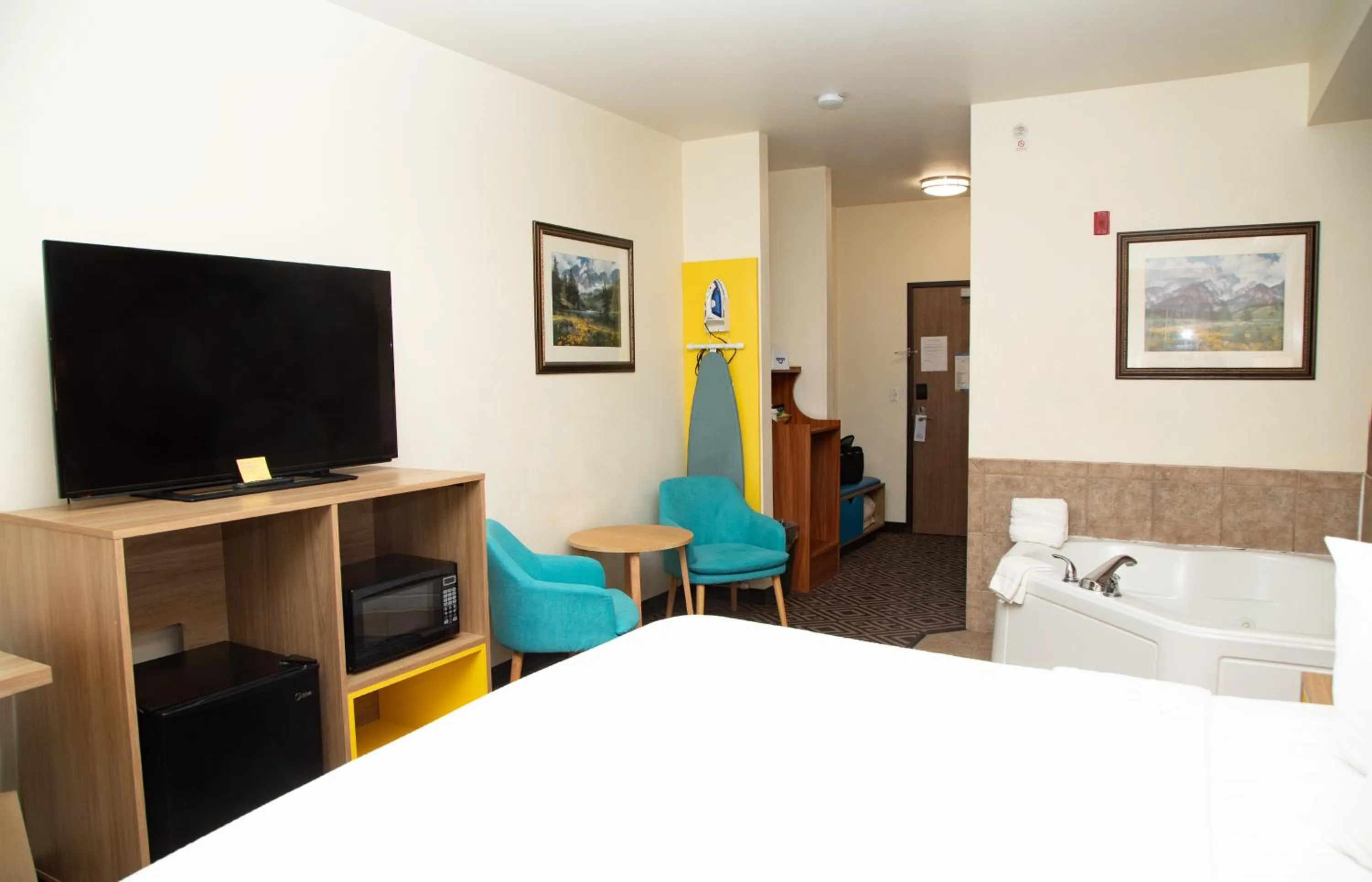 Bedroom, Bed in Days Inn by Wyndham Manitou Springs