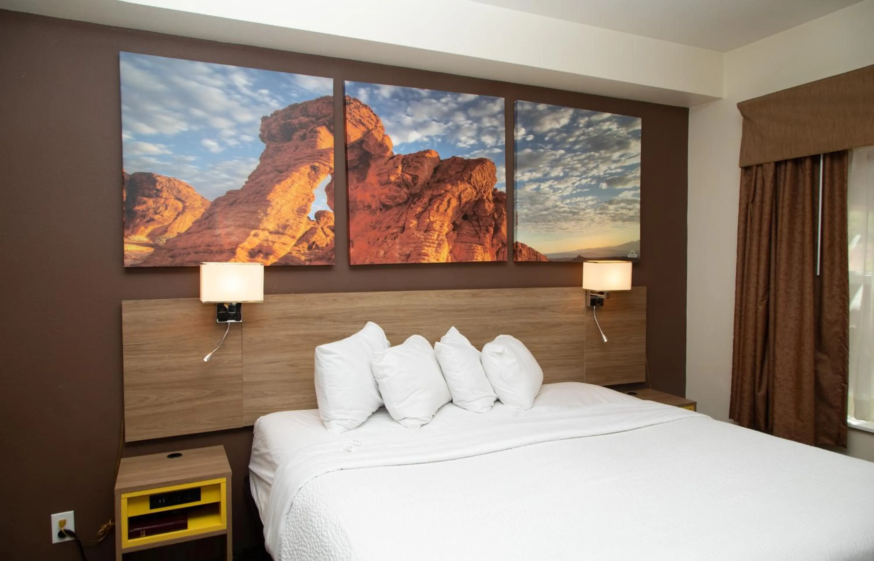 Bedroom, Bed in Days Inn by Wyndham Manitou Springs