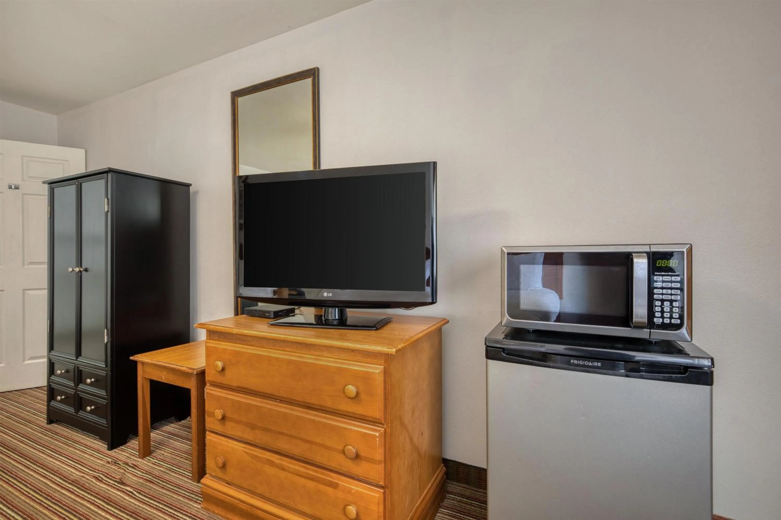 Bedroom in SureStay Hotel by Best Western Leesville