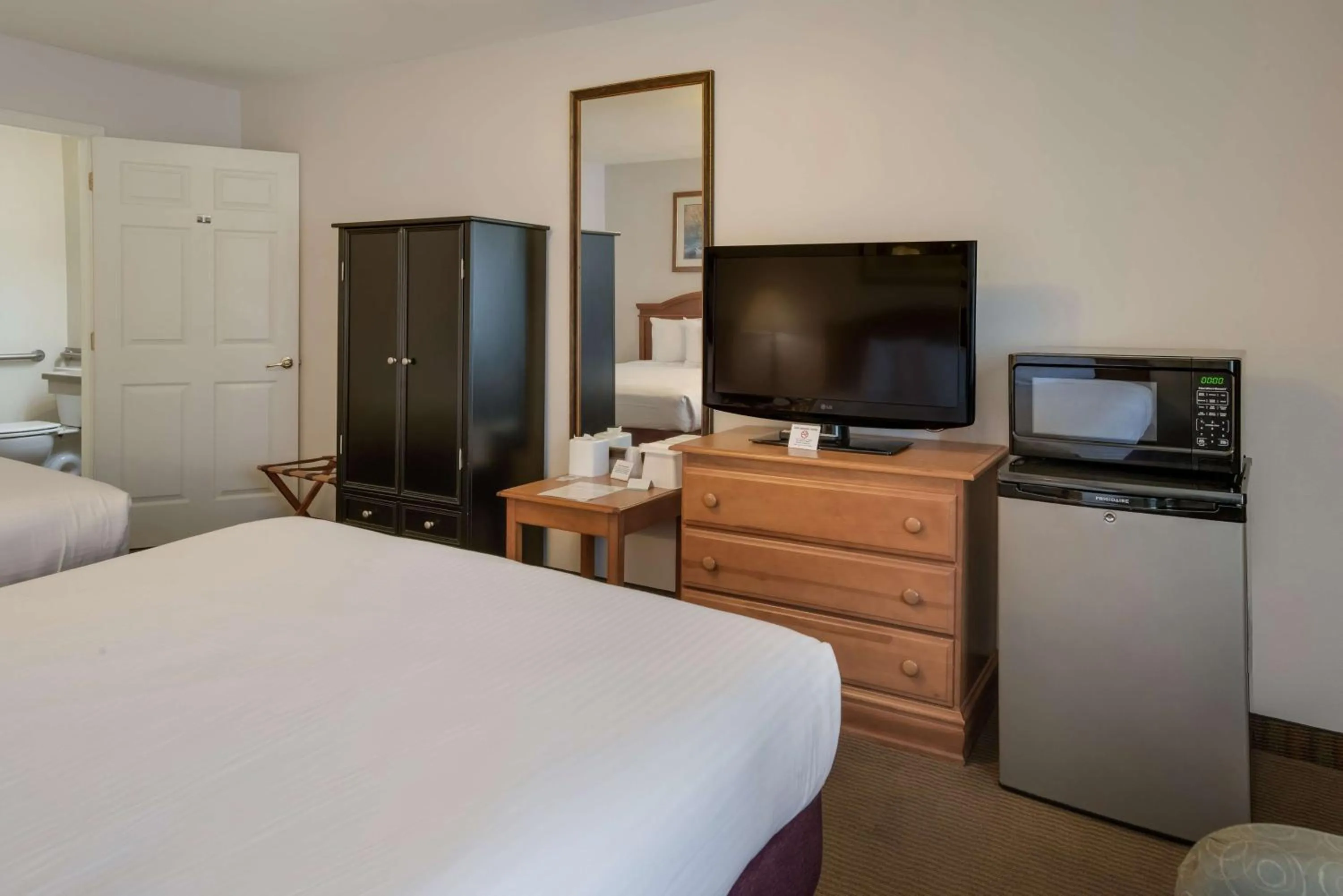 Bedroom, Bed in SureStay Hotel by Best Western Leesville