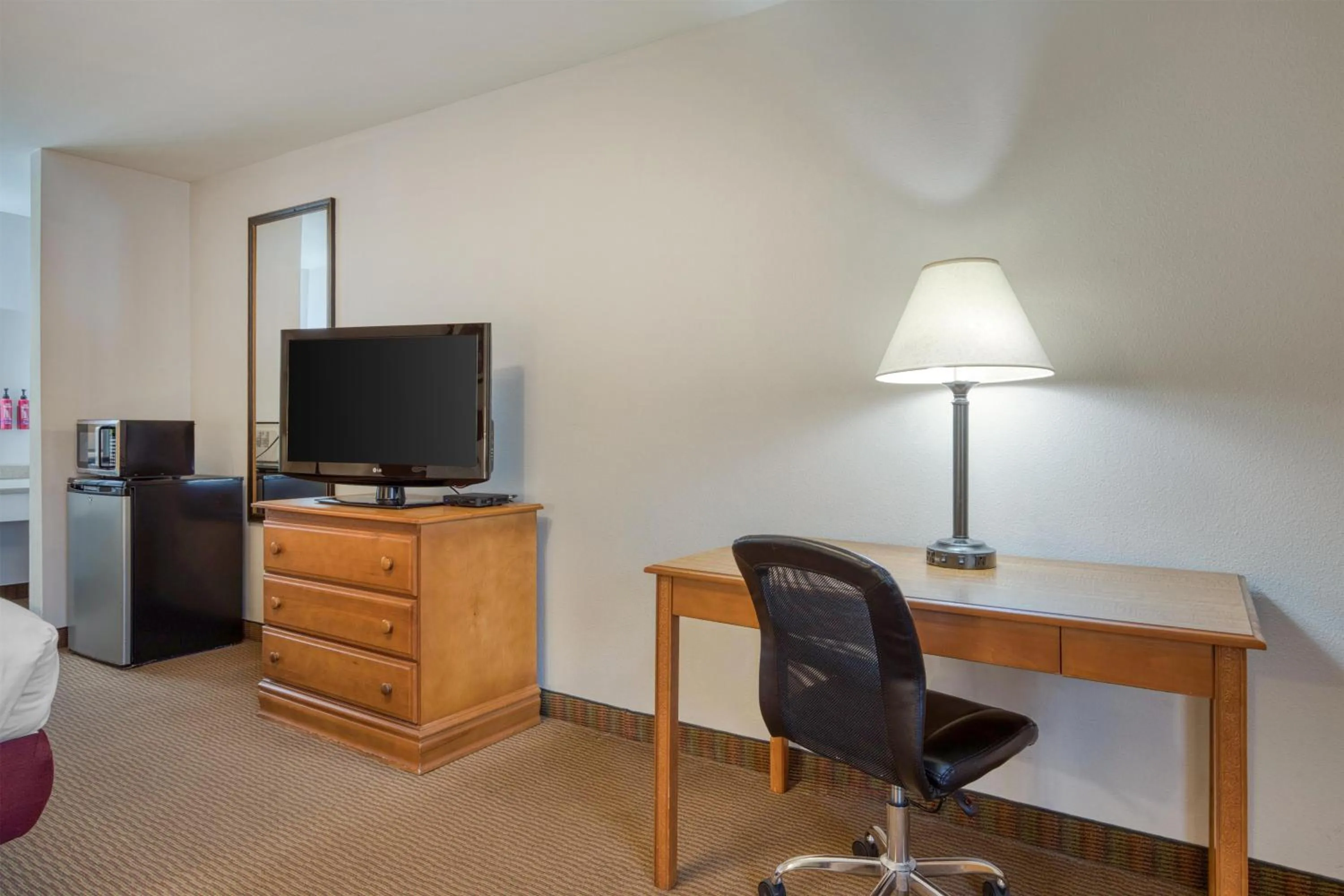 Bedroom in SureStay Hotel by Best Western Leesville