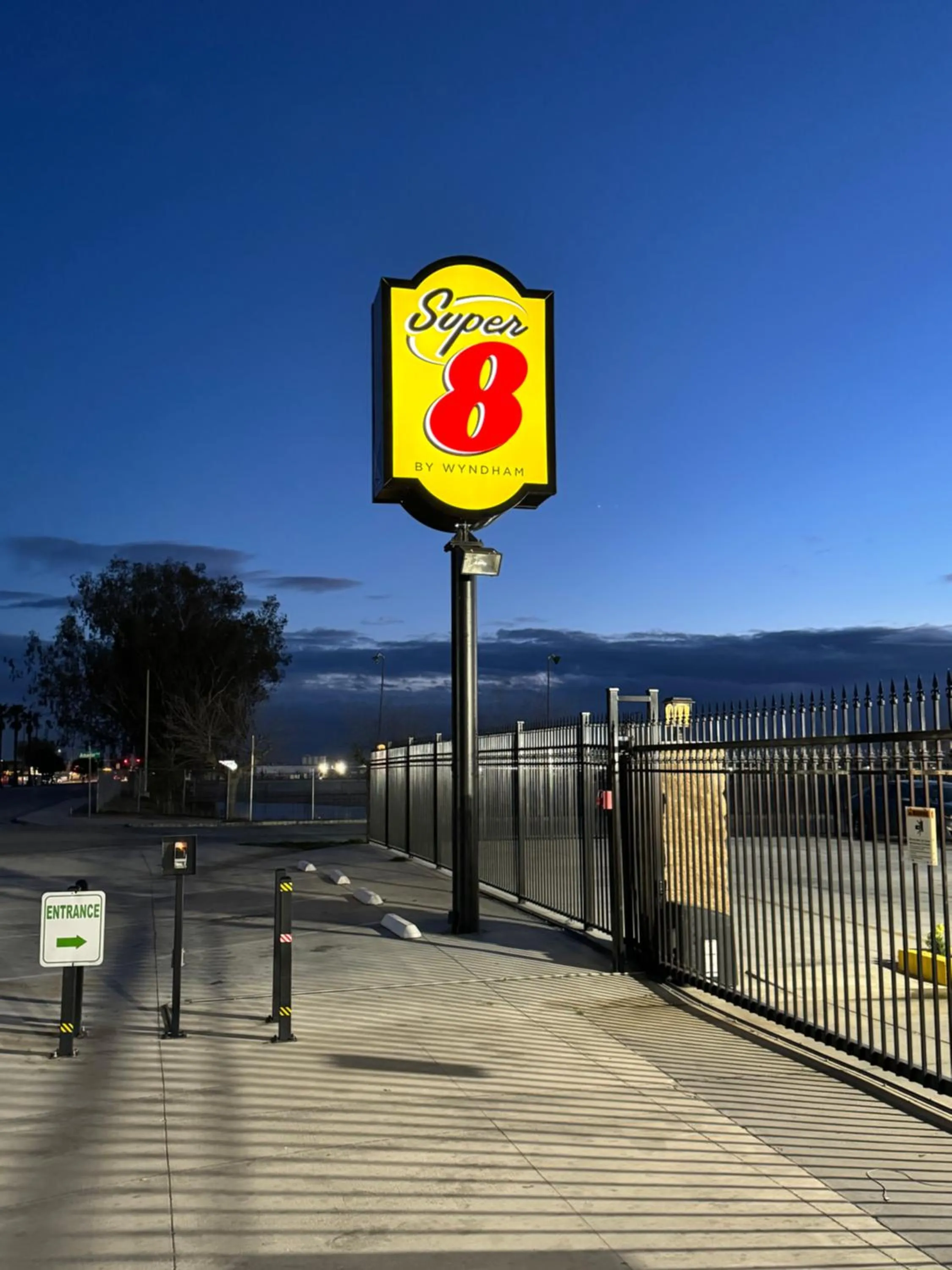 Logo/Certificate/Sign in Super 8 by Wyndham Bakersfield CA