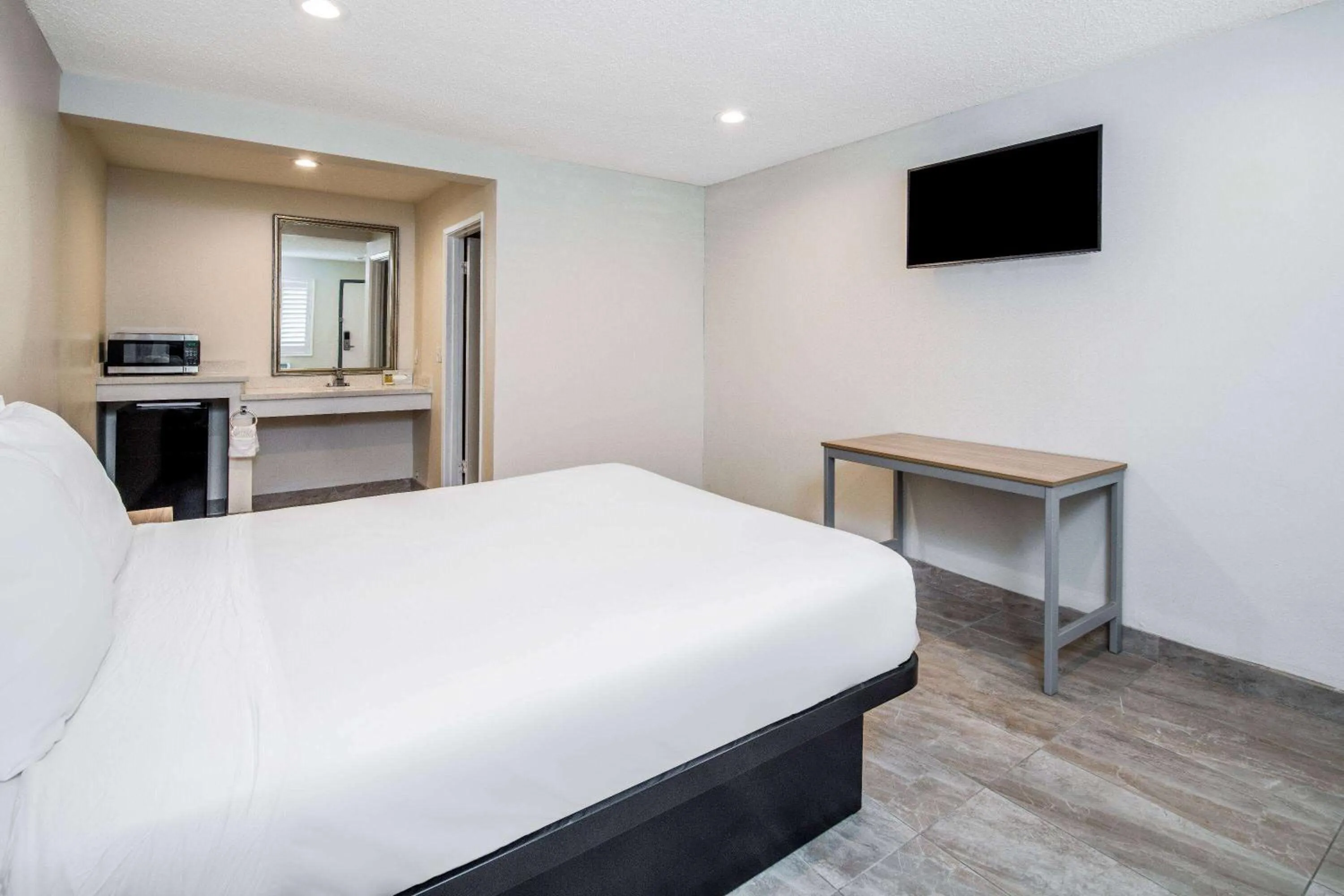 Photo of the whole room in Super 8 by Wyndham Bakersfield CA