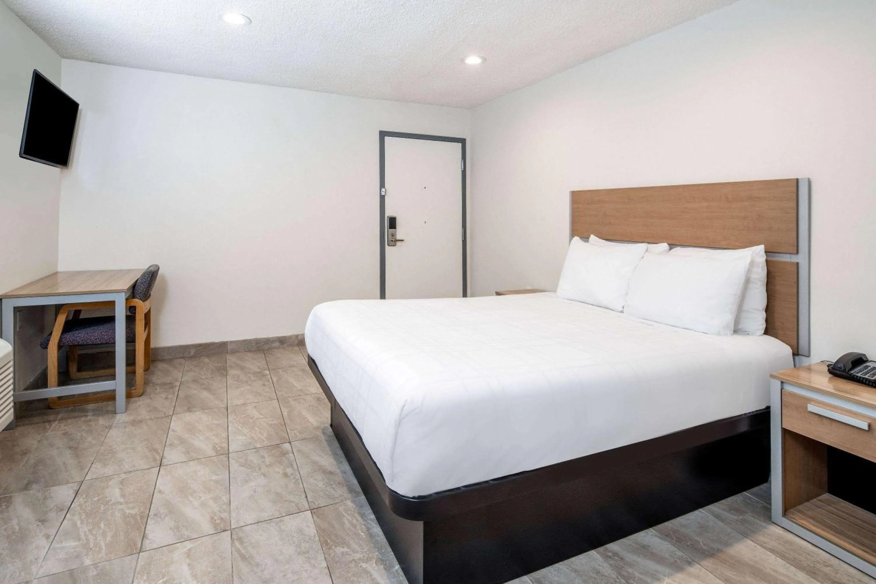 Photo of the whole room in Super 8 by Wyndham Bakersfield CA