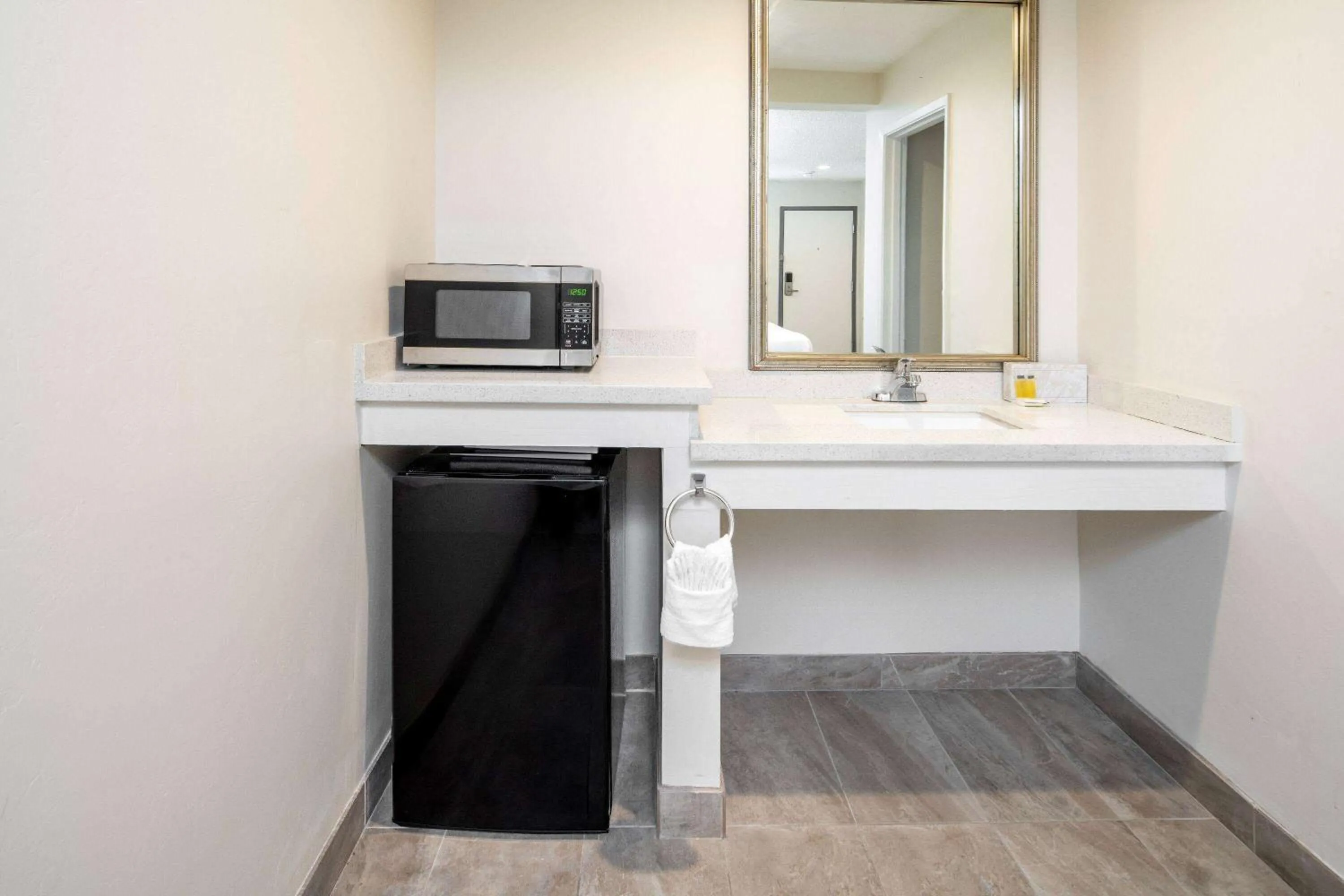 Photo of the whole room in Super 8 by Wyndham Bakersfield CA