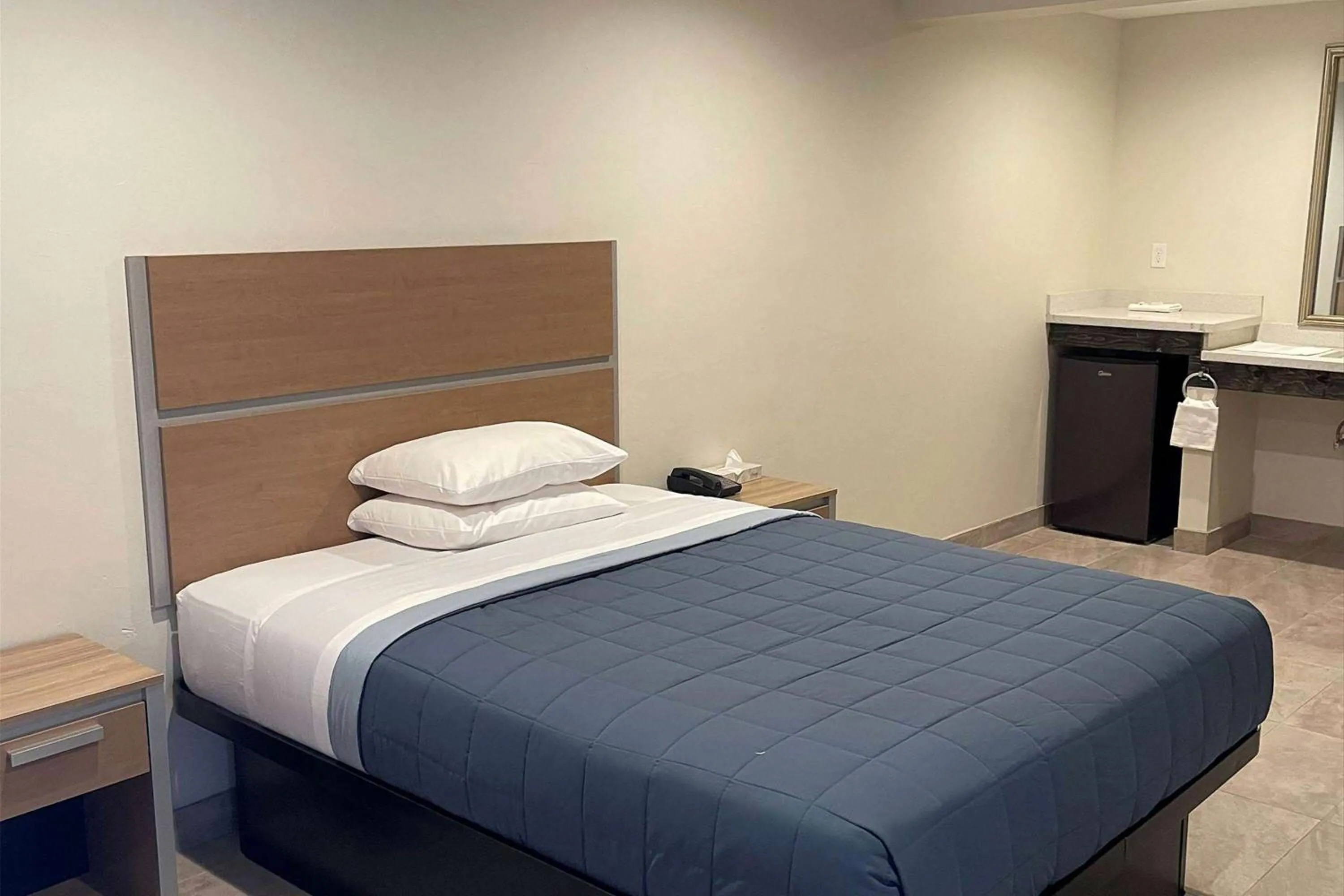 Bed in Super 8 by Wyndham Bakersfield CA