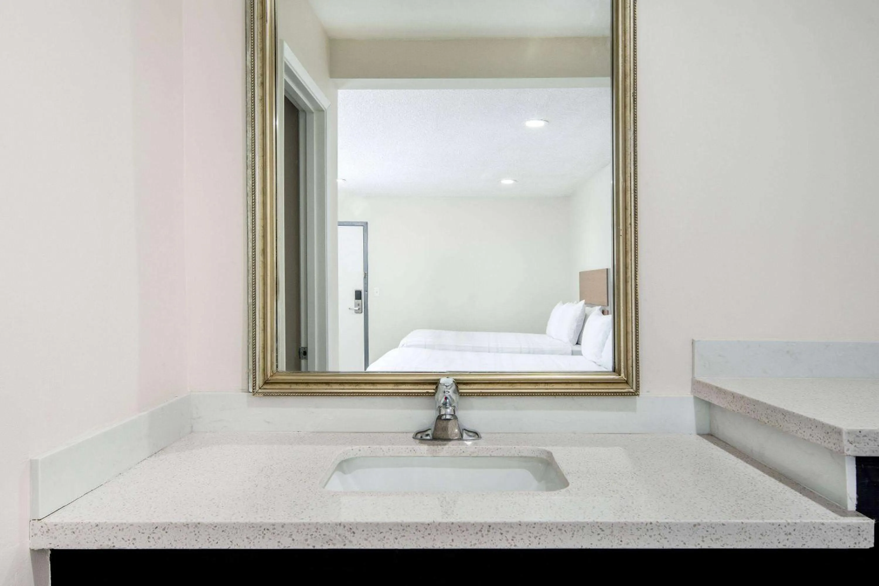 TV and multimedia in Super 8 by Wyndham Bakersfield CA