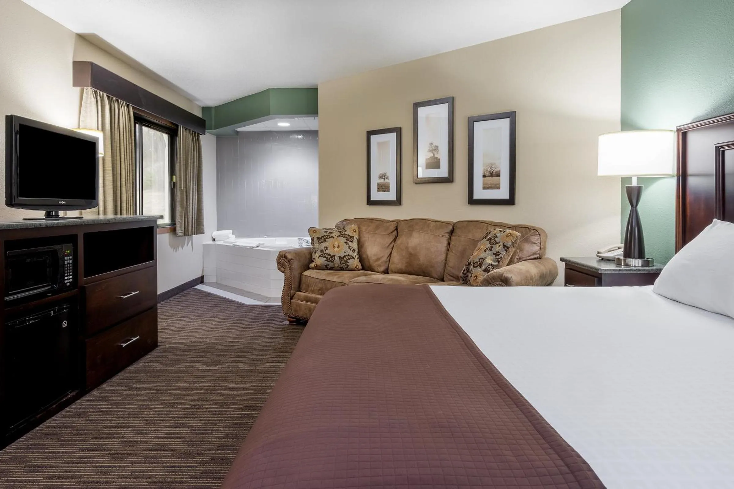 Photo of the whole room, Bed in AmericInn by Wyndham West Salem