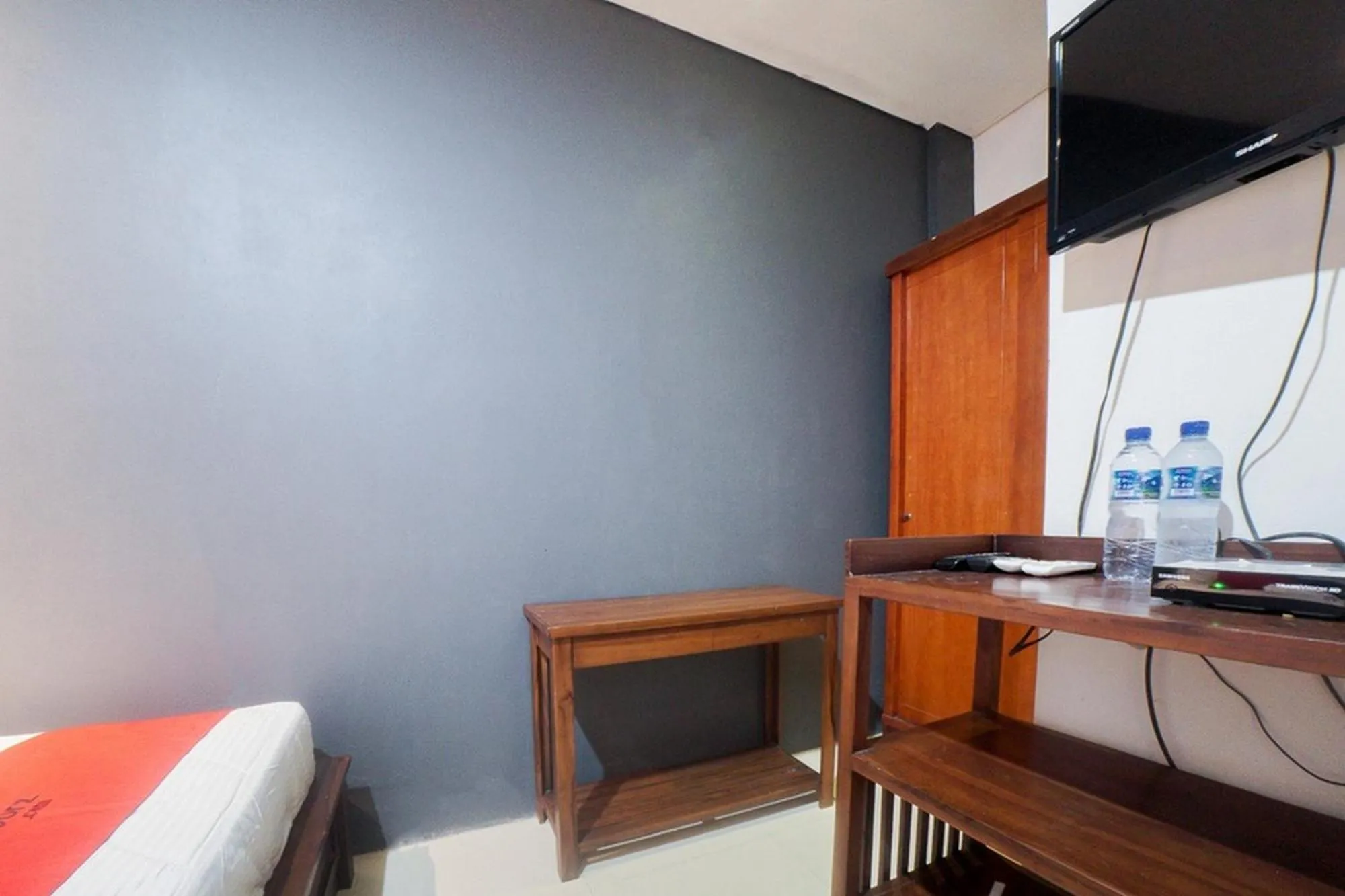 Bedroom, Bed in RedDoorz Plus near Green Pramuka Square Mall