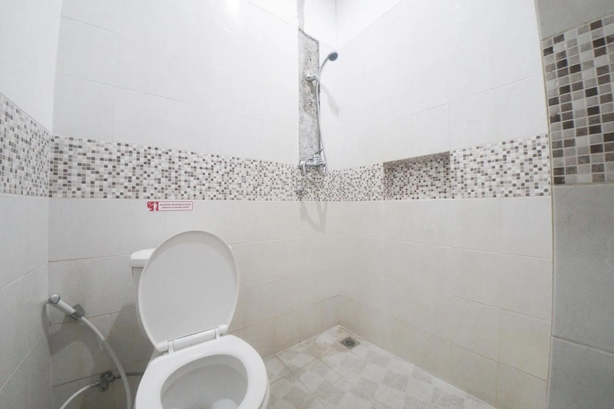 Bathroom in RedDoorz Plus near Green Pramuka Square Mall
