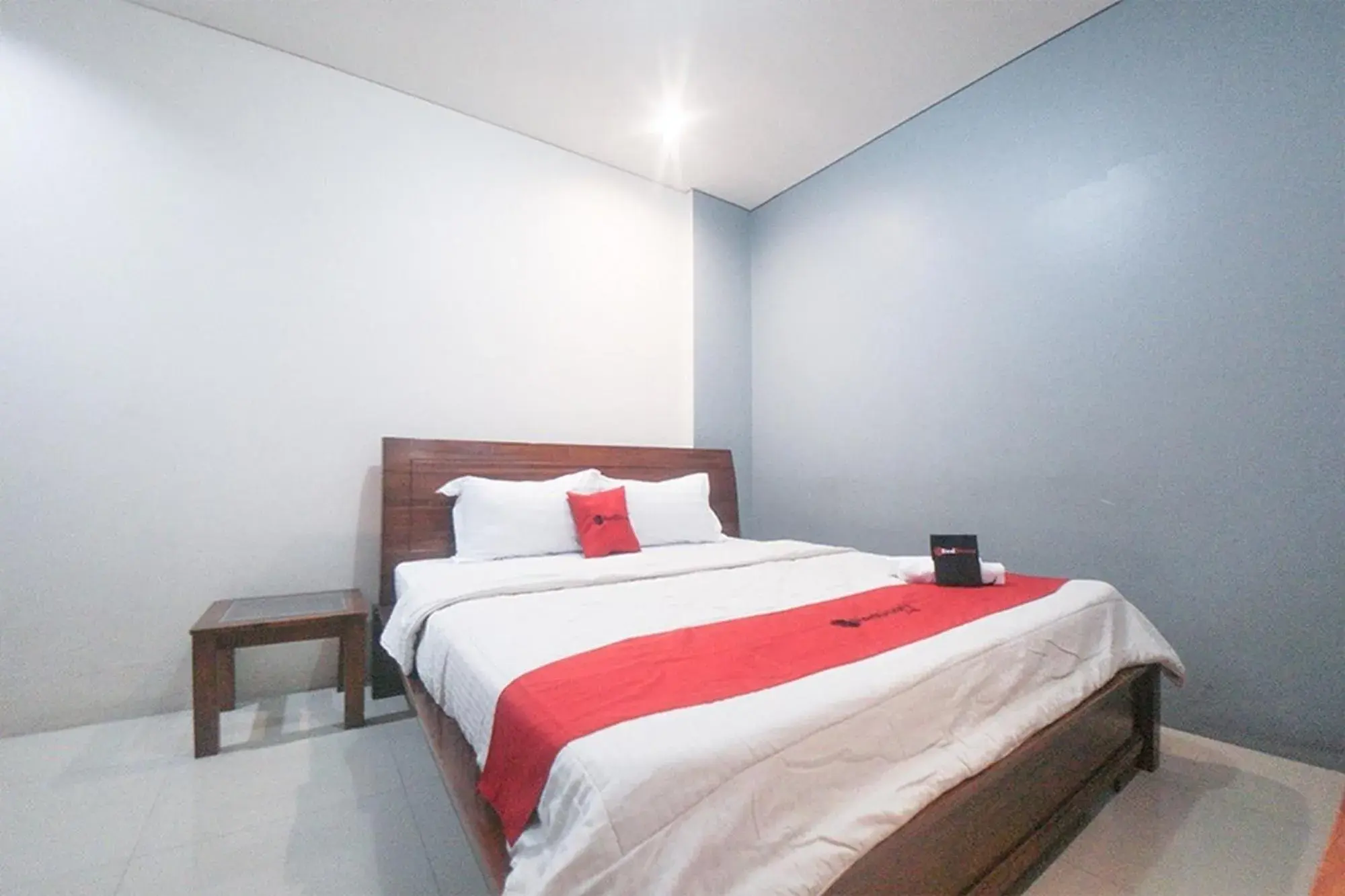 Double Room in RedDoorz Plus near Green Pramuka Square Mall Double Room in RedDoorz Plus near Green Pramuka Square Mall