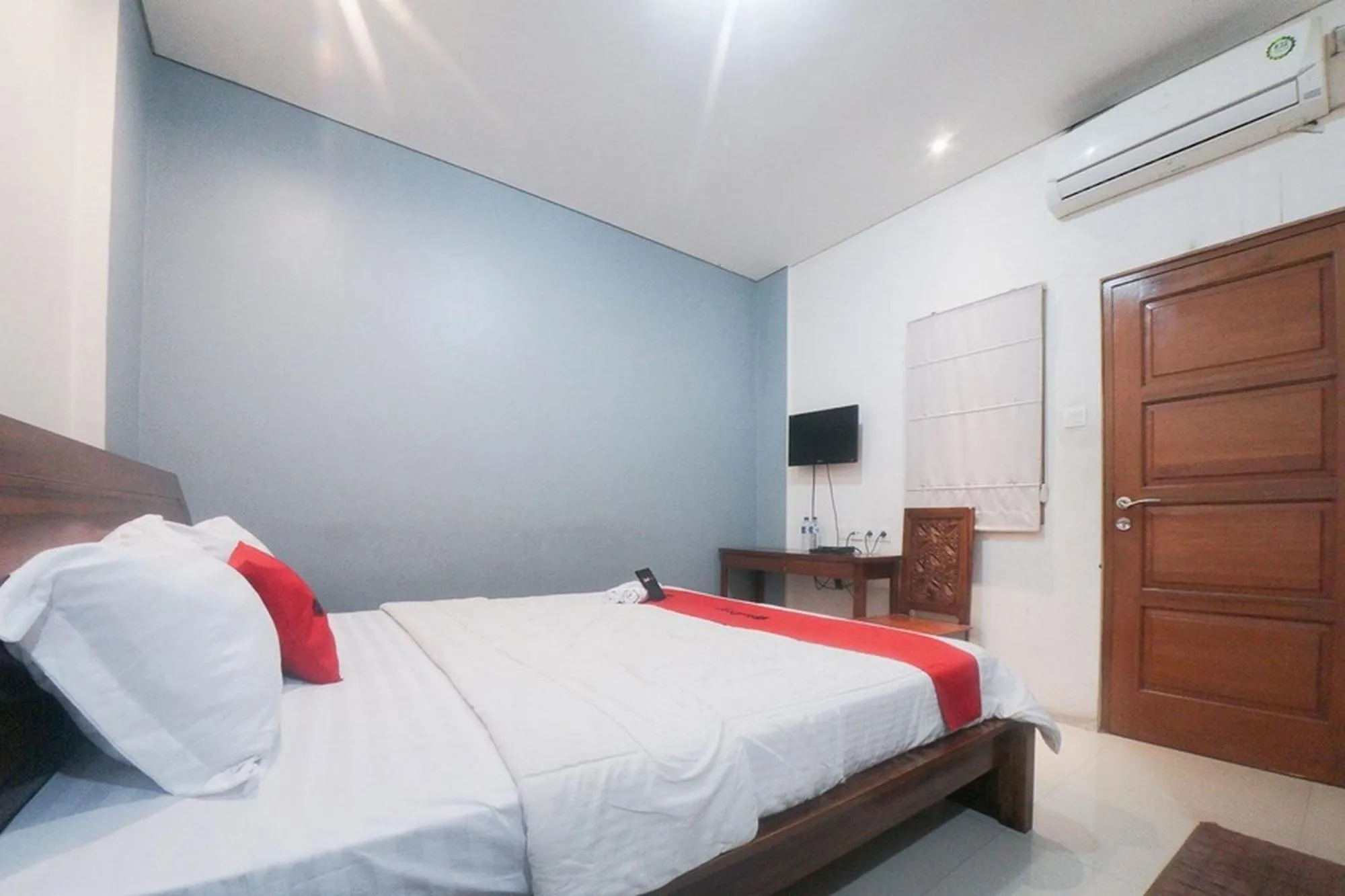 Bedroom, Bed in RedDoorz Plus near Green Pramuka Square Mall