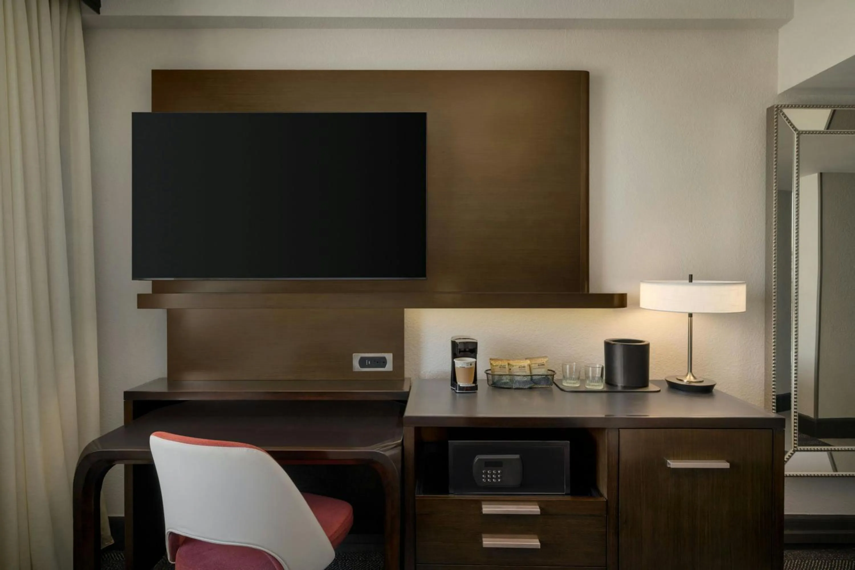 Photo of the whole room in Courtyard by Marriott San Francisco Union Square