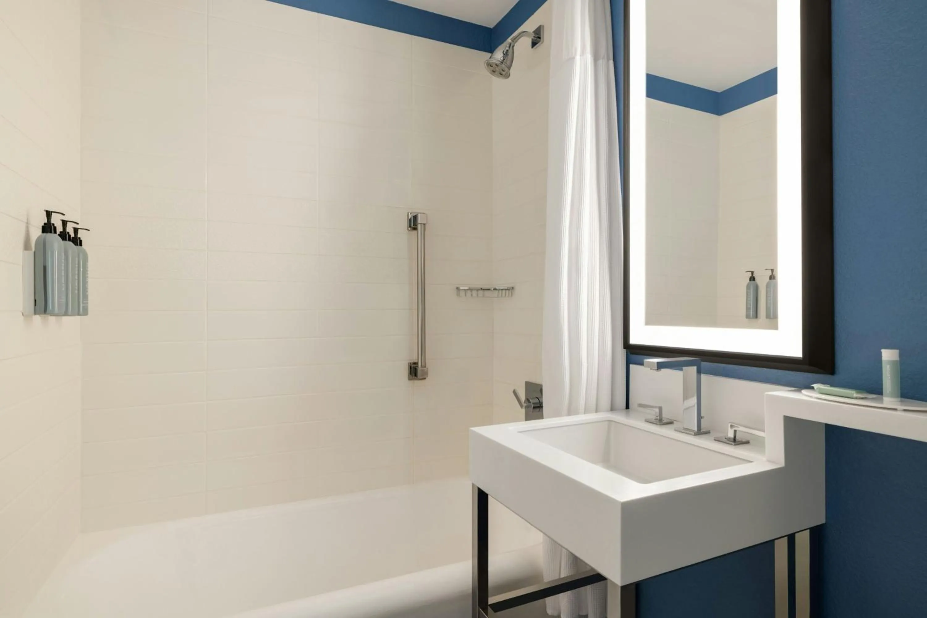 Bathroom in Courtyard by Marriott San Francisco Union Square