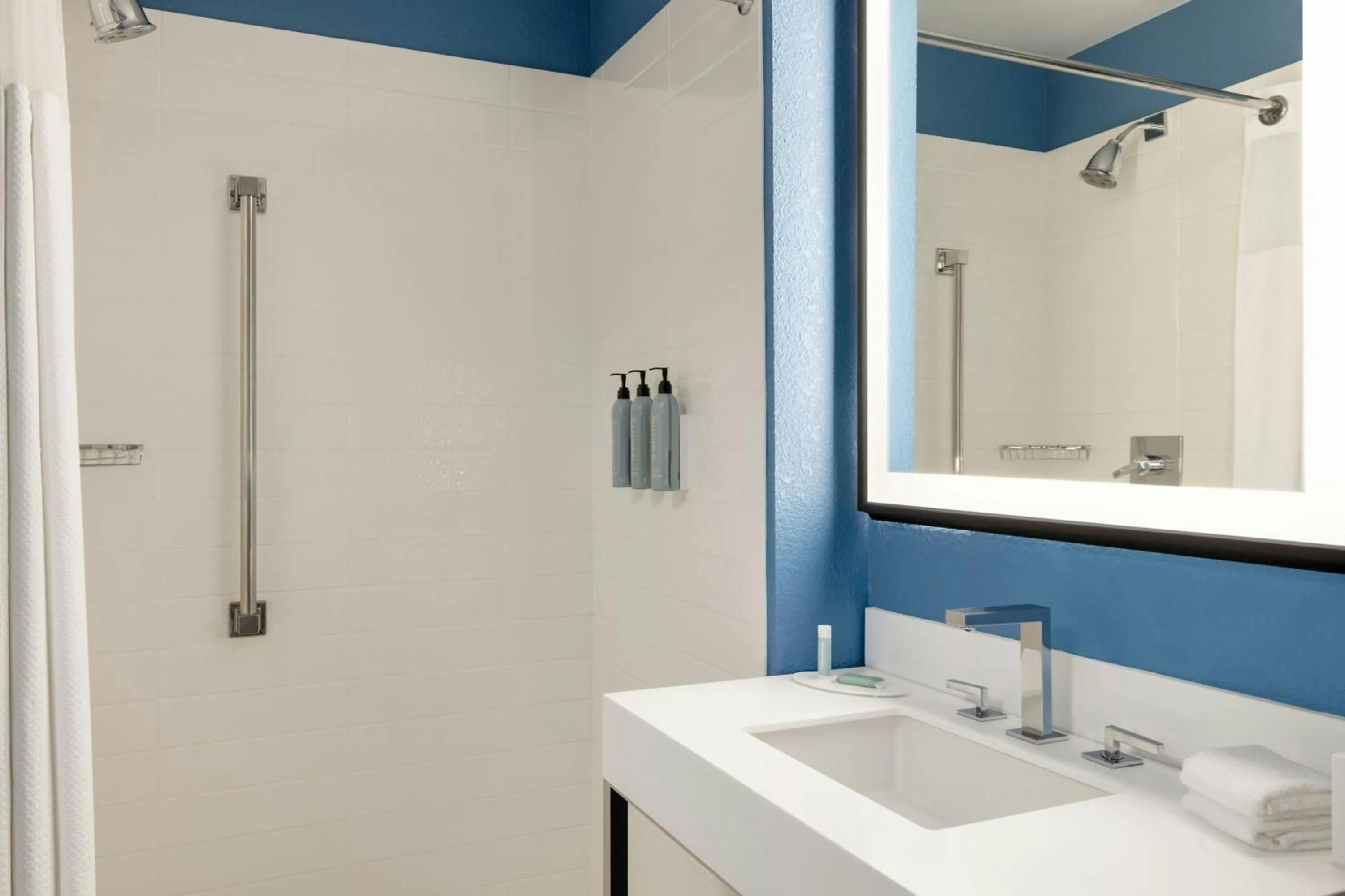 Bathroom in Courtyard by Marriott San Francisco Union Square