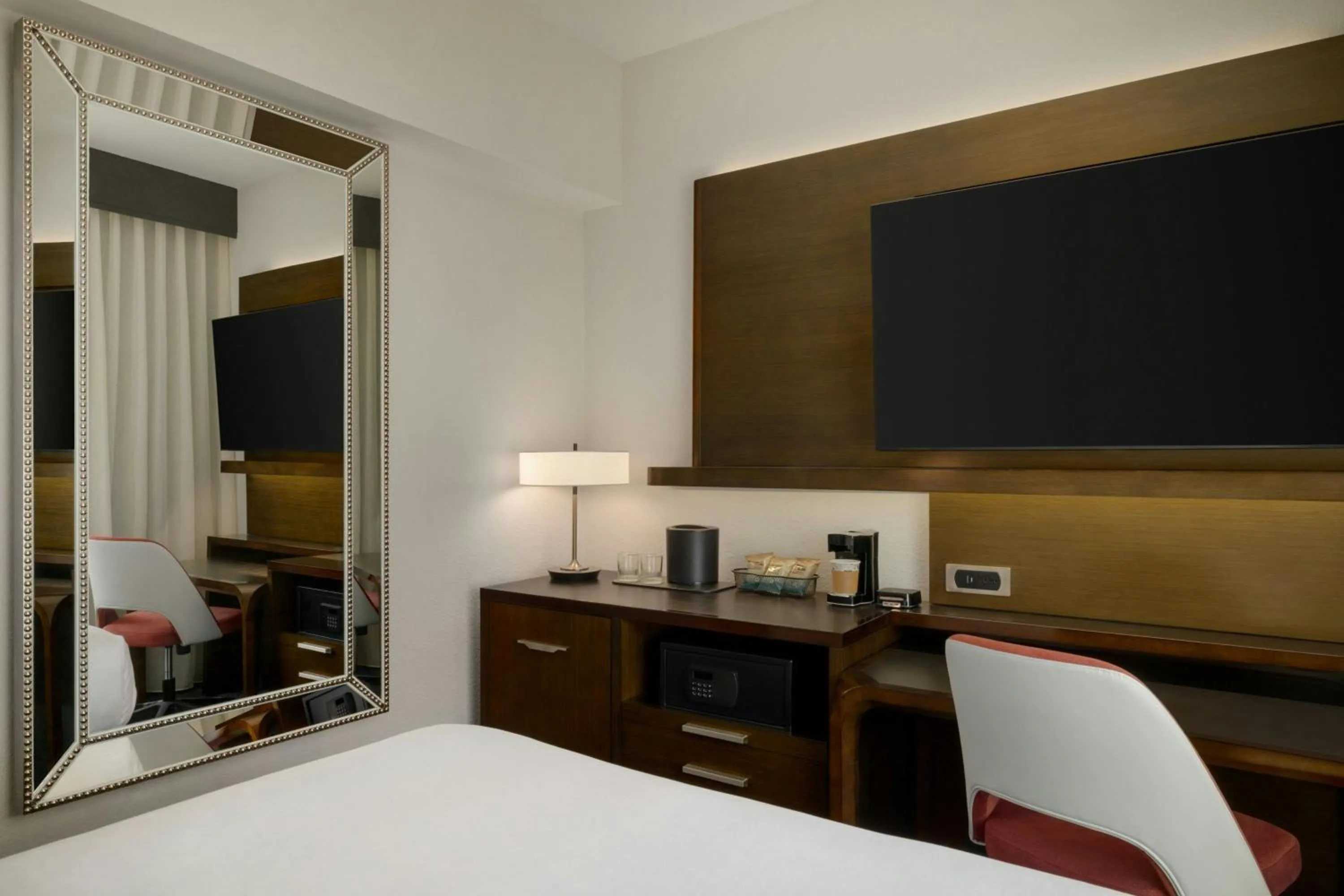 Photo of the whole room, Bed in Courtyard by Marriott San Francisco Union Square