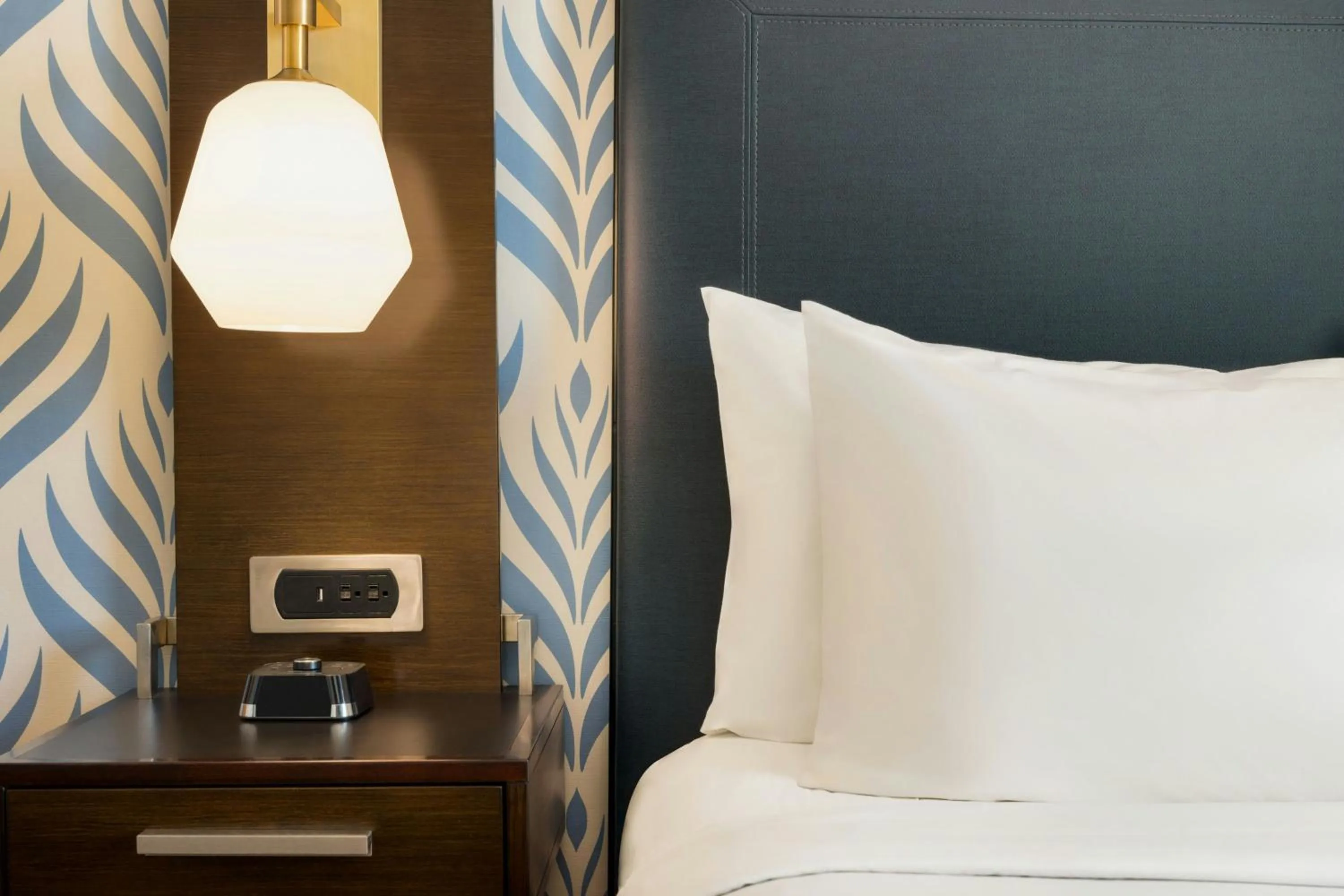 Photo of the whole room, Bed in Courtyard by Marriott San Francisco Union Square