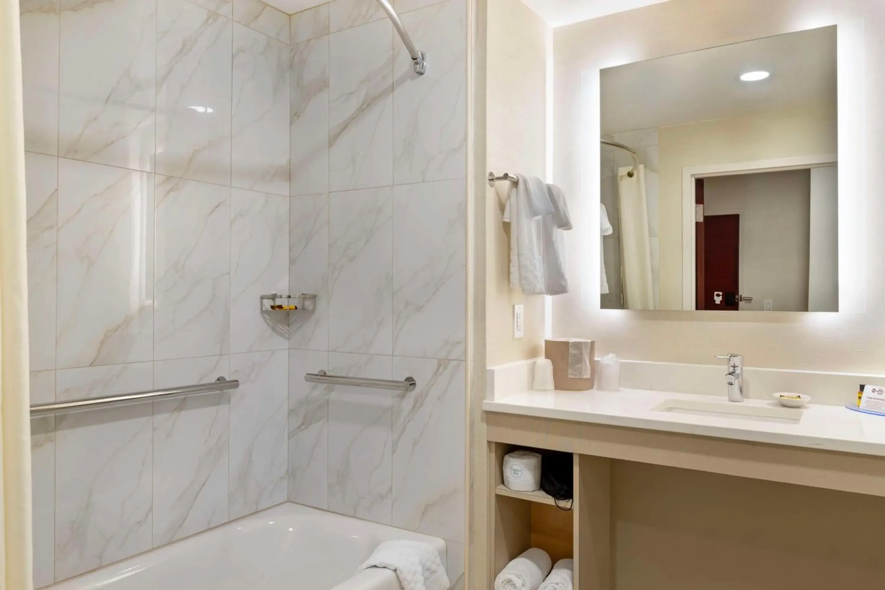 King Room with Bath Tub - Disability Access/Non-Smoking in Best Western Plus Crossroads Inn & Suites King Room with Bath Tub - Disability Access/Non-Smoking in Best Western Plus Crossroads Inn & Suites