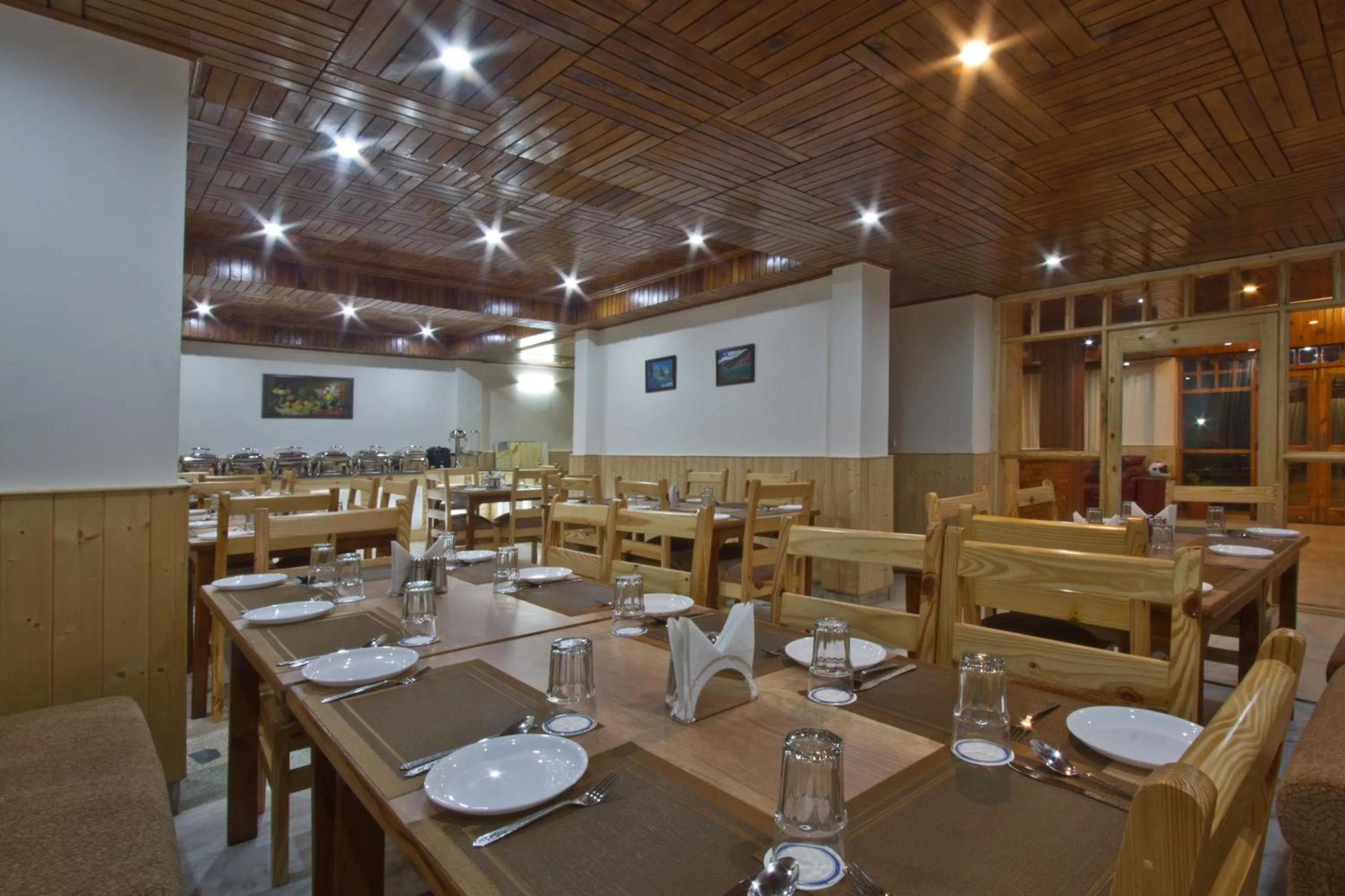 Restaurant/places to eat in Hotel Hayer Regency
